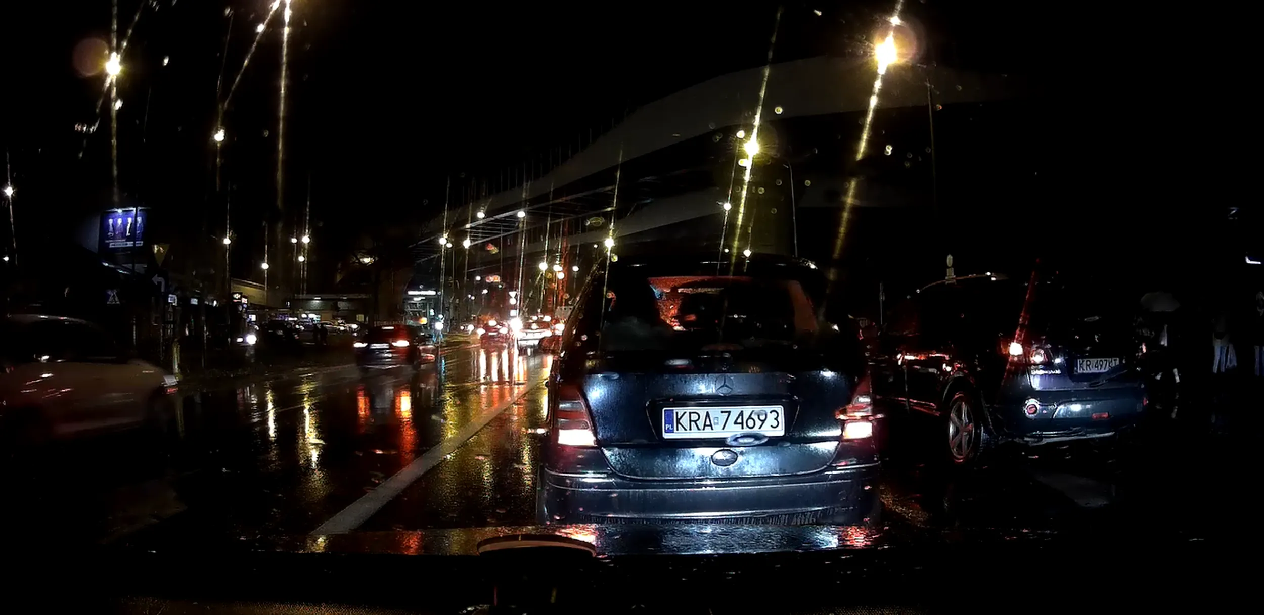 Podgórze SKA, kierowca nie potrafi ogarnąć samochodu - stoczyło się na prostej drodze do tyłu i o mało nie doprowadzając do kolizji. Ku przestrodze, uważać na kierowcę Mercedesa KRA 74693