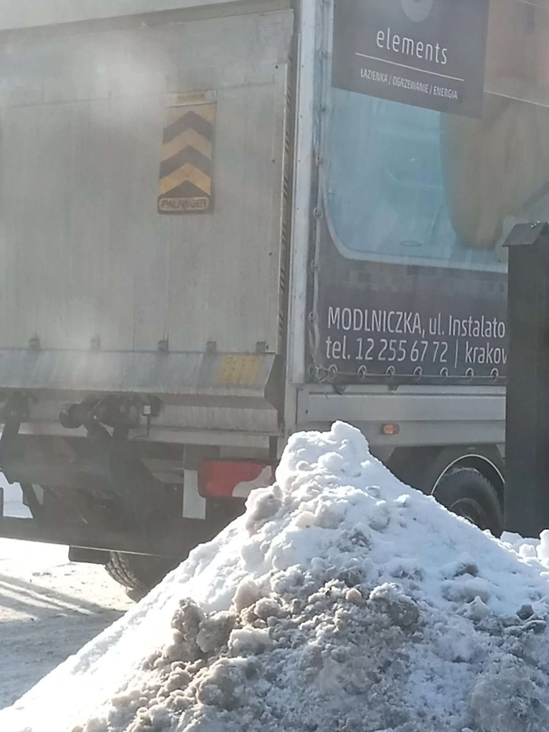 Kierowca firmy Elements z Modlniczki wyprzedza na zakręcie stwarzając niebezpieczeństwo na drodze, tylko po to żeby 100 metrów dalej skręcić z dostawą. Na spokojne zwrócenie mu uwagi, reaguje agresywnie mówiąc,że jeśli kogoś zabije to jest jego sprawa. Radzę firmie weryfikować stan psychiczny zatrudnianych kierowców. A Panu kierowcy życzę więcej rozumu, bo najmłodszy nie jest, więc już najwyższa pora.