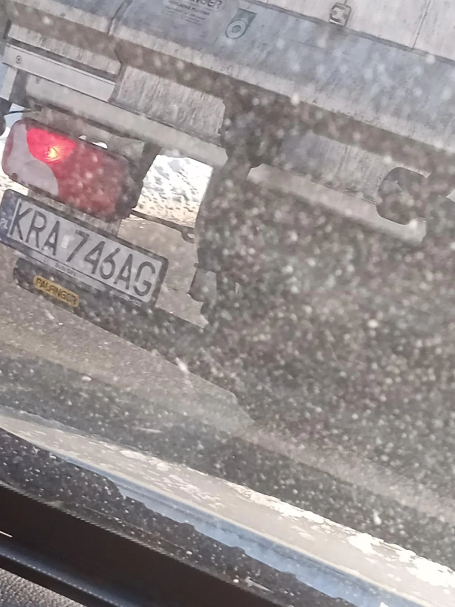 Kierowca firmy Elements z Modlniczki wyprzedza na zakręcie stwarzając niebezpieczeństwo na drodze, tylko po to żeby 100 metrów dalej skręcić z dostawą. Na spokojne zwrócenie mu uwagi, reaguje agresywnie mówiąc,że jeśli kogoś zabije to jest jego sprawa. Radzę firmie weryfikować stan psychiczny zatrudnianych kierowców. A Panu kierowcy życzę więcej rozumu, bo najmłodszy nie jest, więc już najwyższa pora.