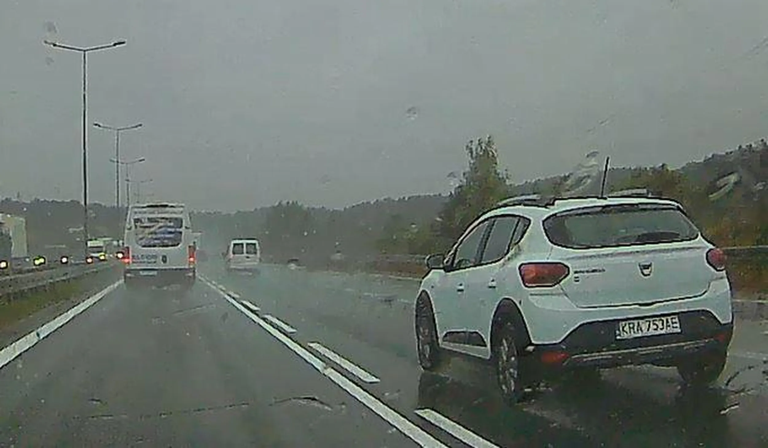 Typowy przykład starego człowieka, który nie powinien już mieć uprawnień do kierowania czymkolwiek innym jak własny rytm wypróżniania. Gość całą ul. Tyniecką do A4 w Krakowie jechał 30 km/h, bo deszcz. No i tak bardzo zależy mu na ostrożnej jeździe (w końcu spowalnianie całego ruchu na pewno tym jest), że aż zapomniał włączyć obowiązkowych w deszczu świateł mijania. I tak kontynuował autostradą. Masakra.