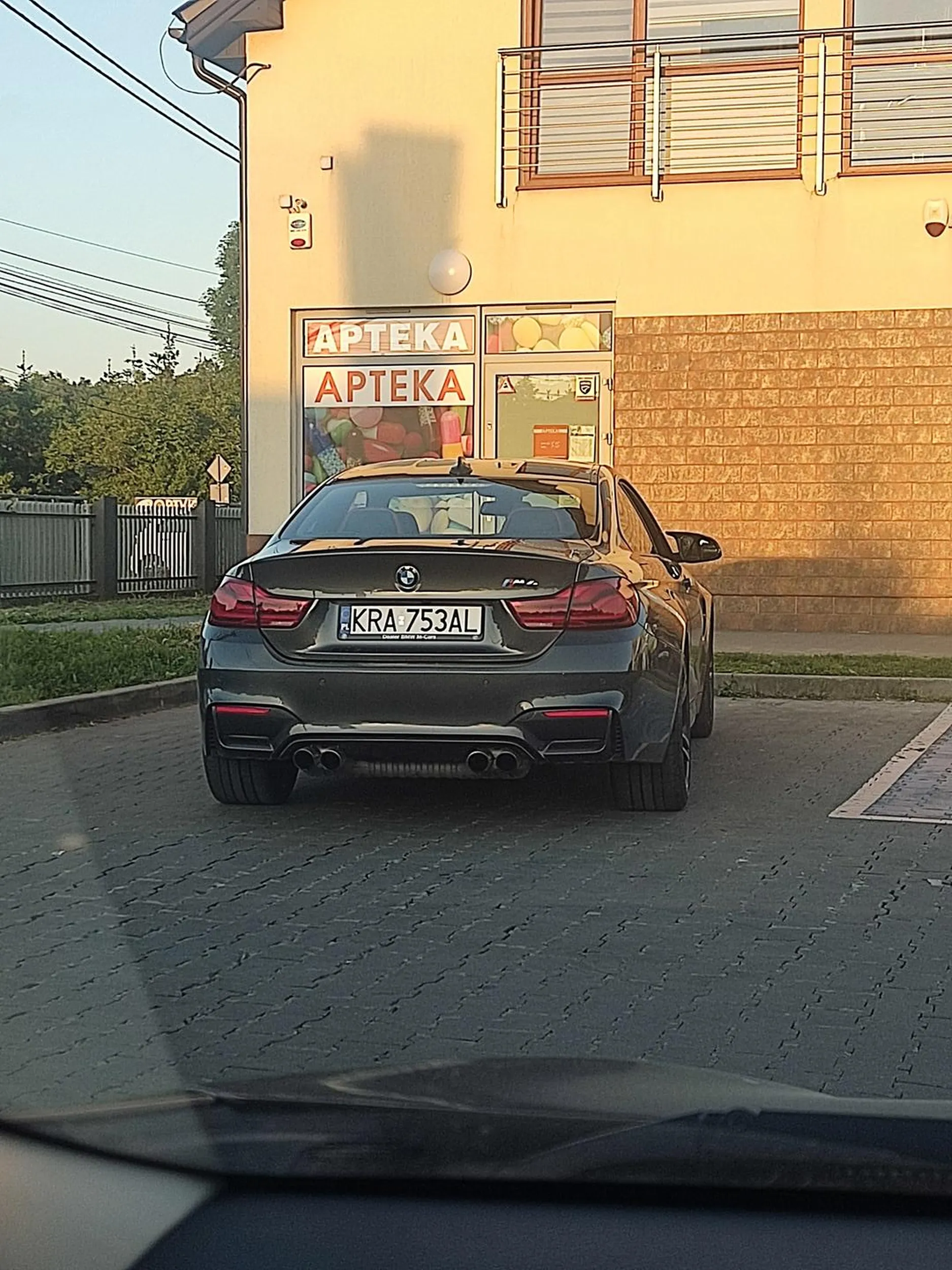 Kolego naucz się parkować pod sklepami