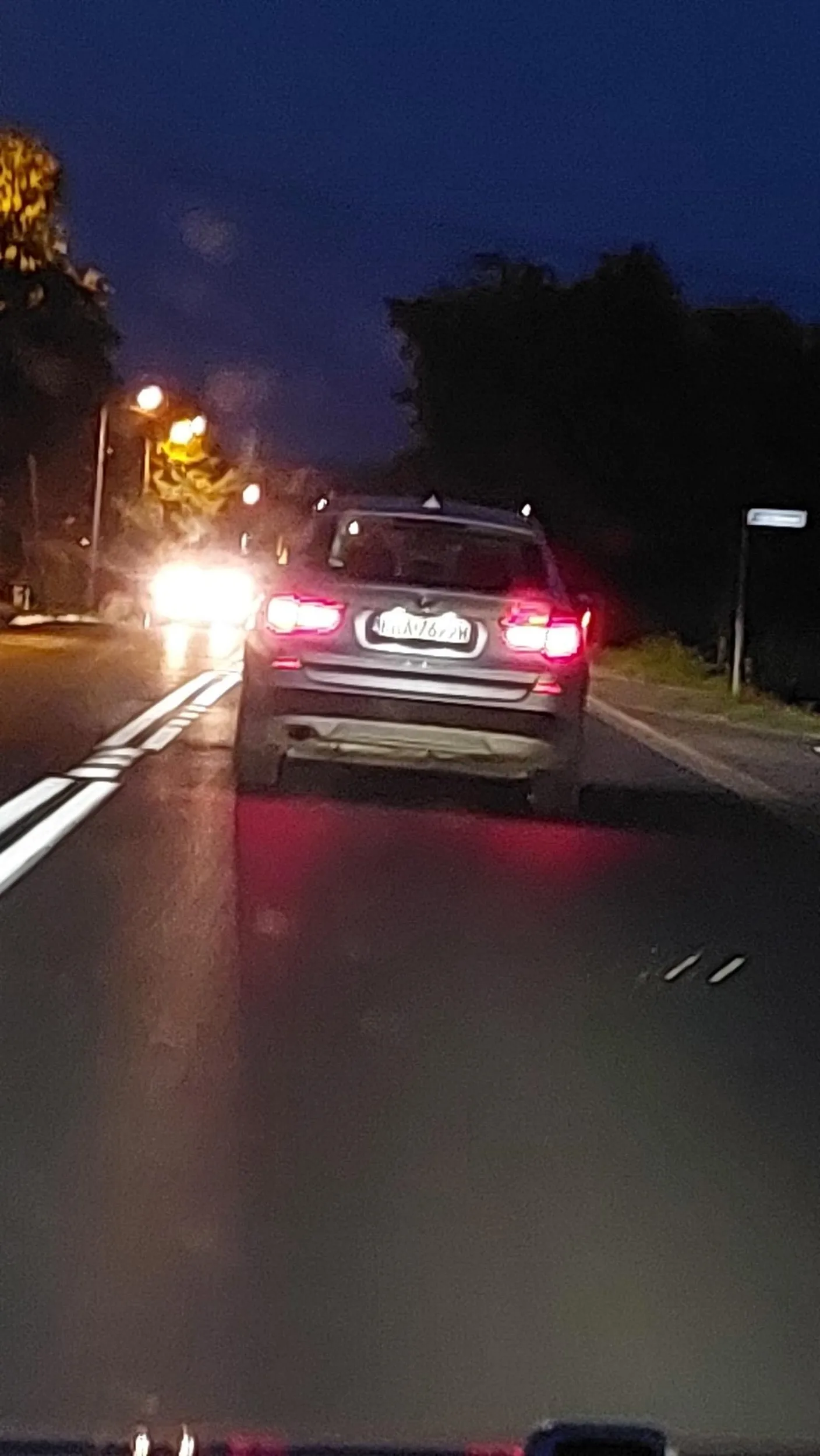 Kierowca albo pijany albo naćpany. Przyspiesza nagle zwalnia do 20kmh i po chwili znów przyspiesza. Stoi na rondzie, gdzie z lewej strony nic nie jedzie. Uważać! Stwarza zagrożenie dla ruchu ! Bmw x3