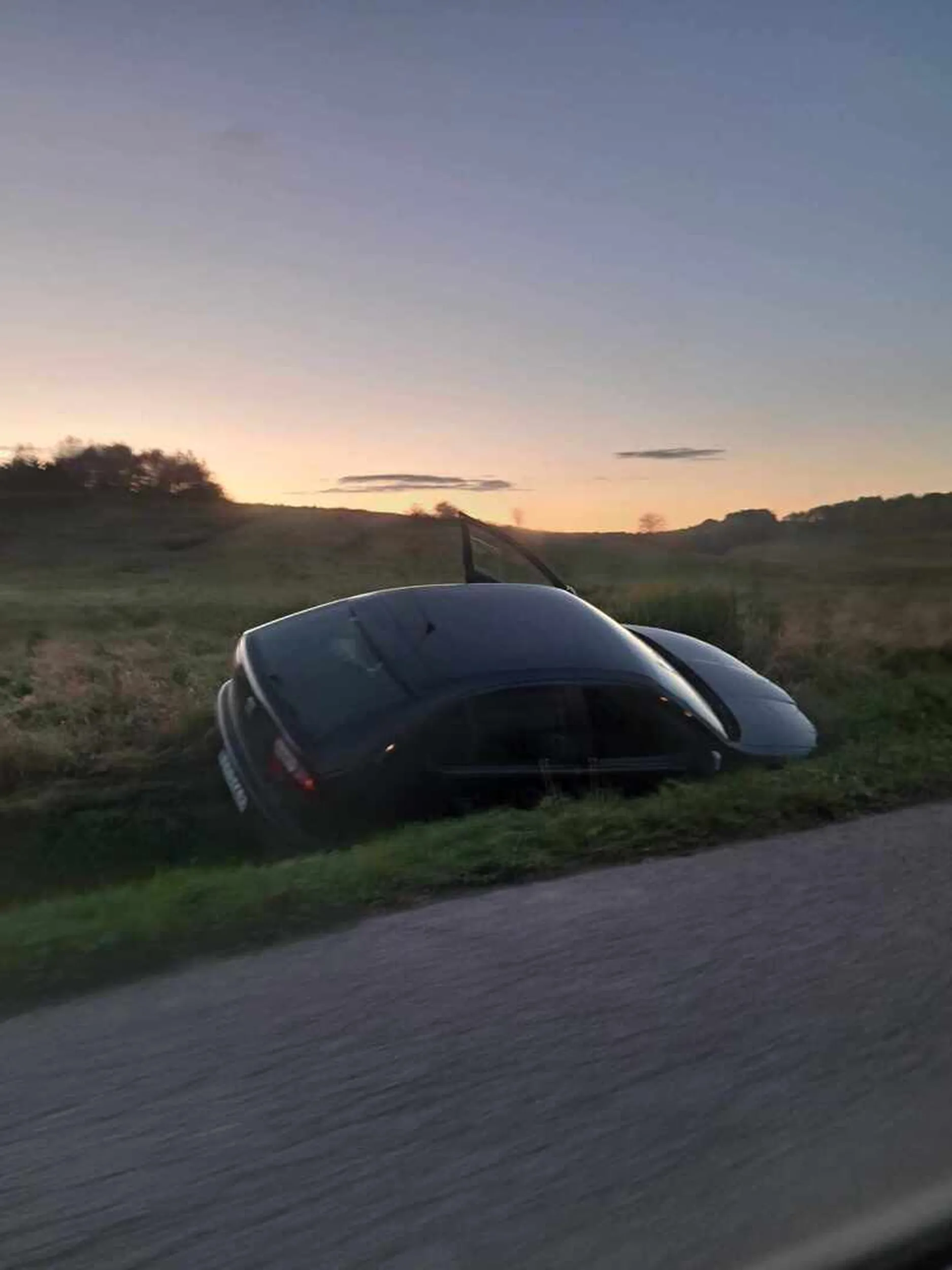 Na prostej drodze w rowie. Nic mu sie nie stało