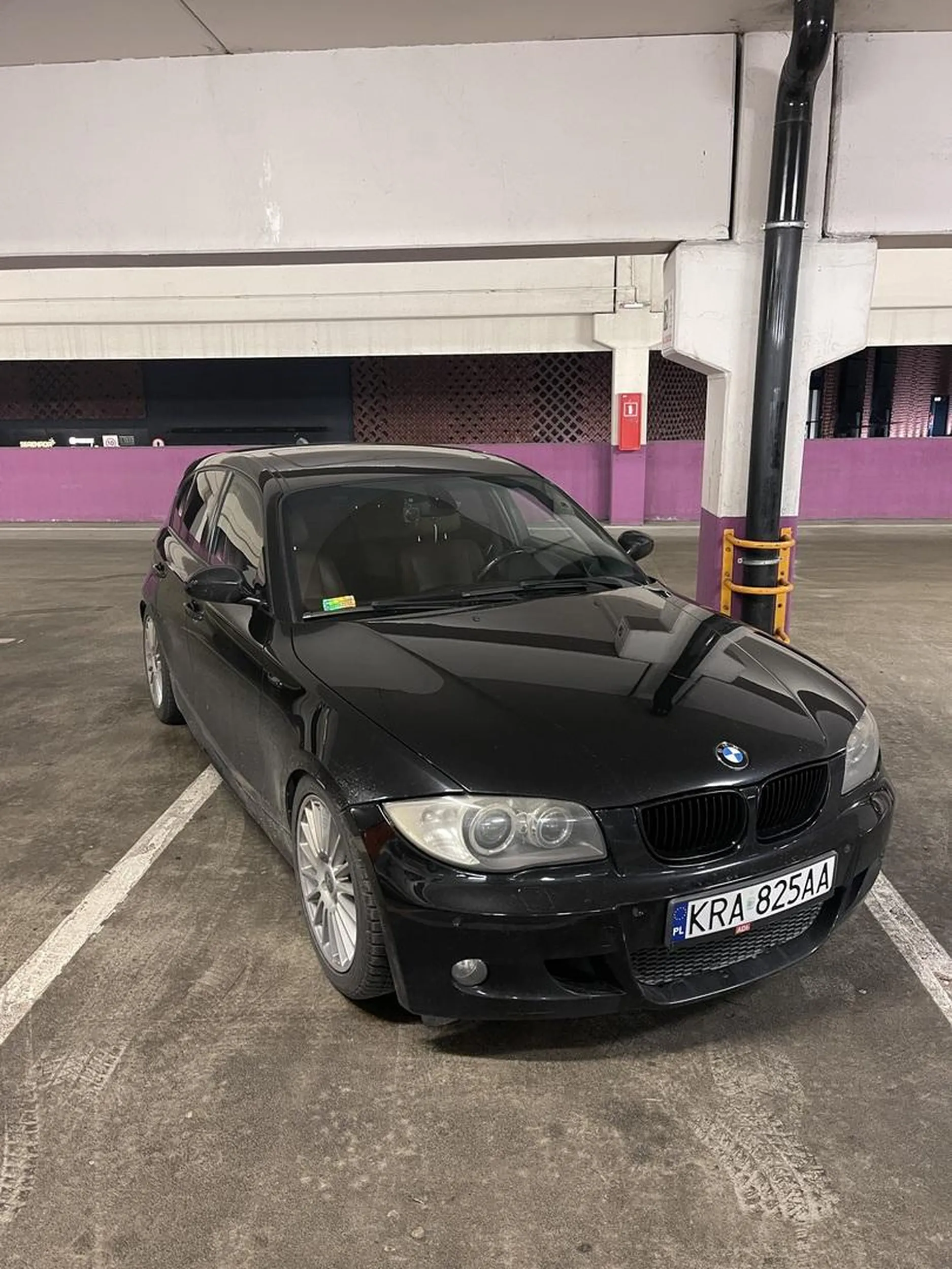 Widać ze kierowca BMW, totalne buractwo na parkingu. Kolega to chyba powinien do okulisty się przejść jak białych pasów na czarnym asfalcie nie widzi. BMW zobowiązuje