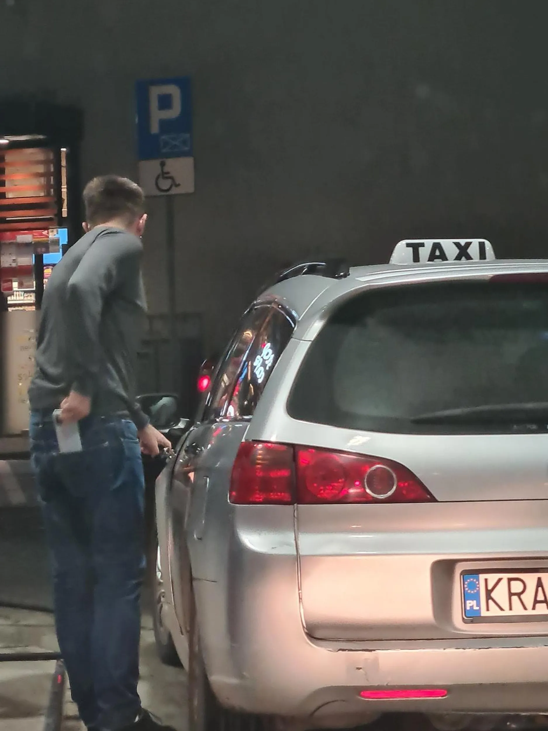 Kierowca ryje się do tankowania gazu. Psychol złotówka.