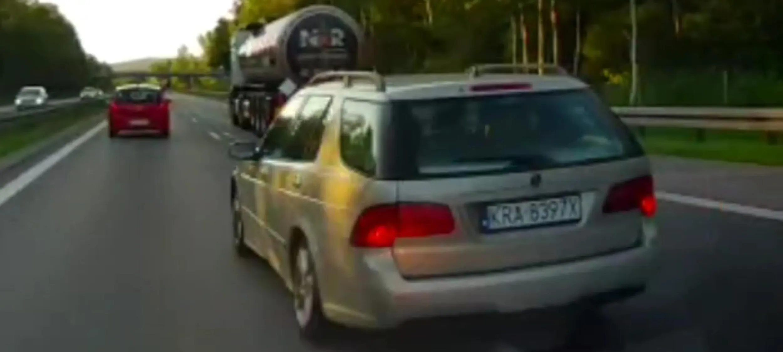 Wymuszenie pierwszeństwa (wepchnięcie się na chama z prawej) na obwodnicy Krakowa przy prędkościach rzędu 120 km/h