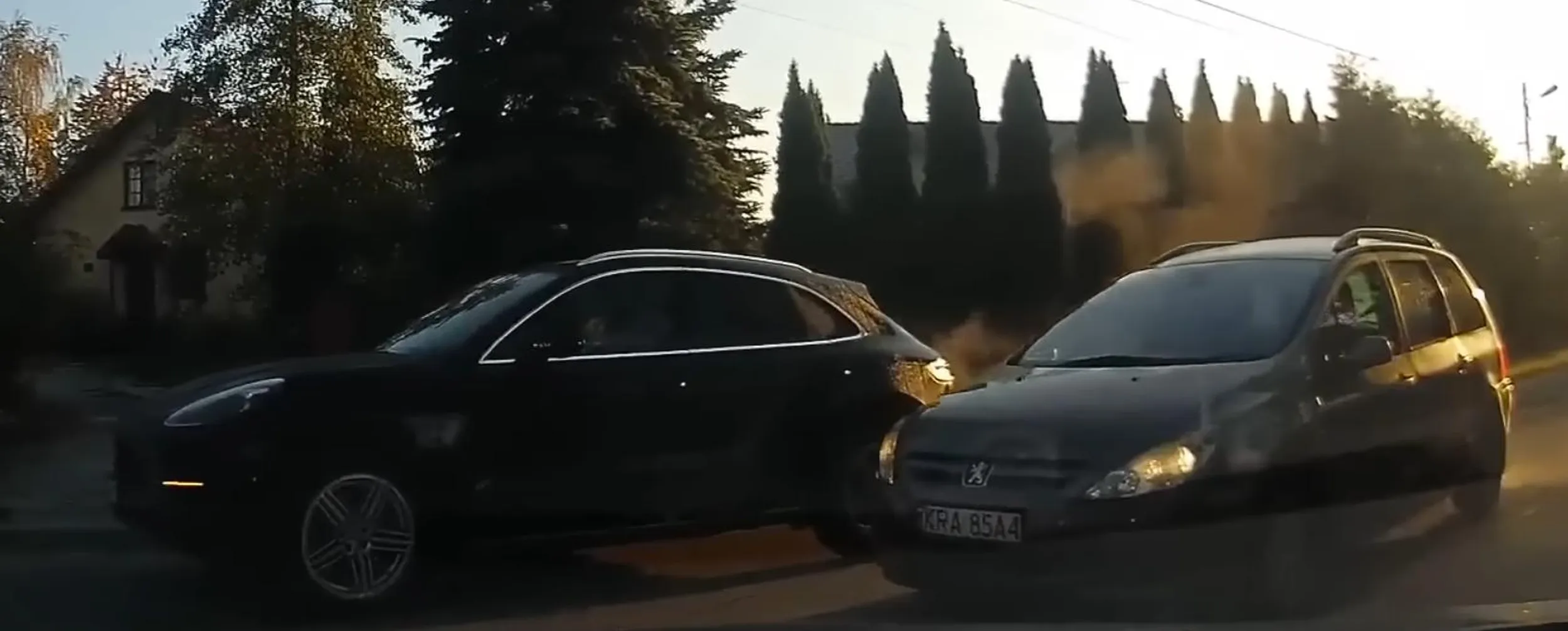 Przygłup wyprzedza pojazd skracający w lewo paraliżując ruch na skrzyzowaniu