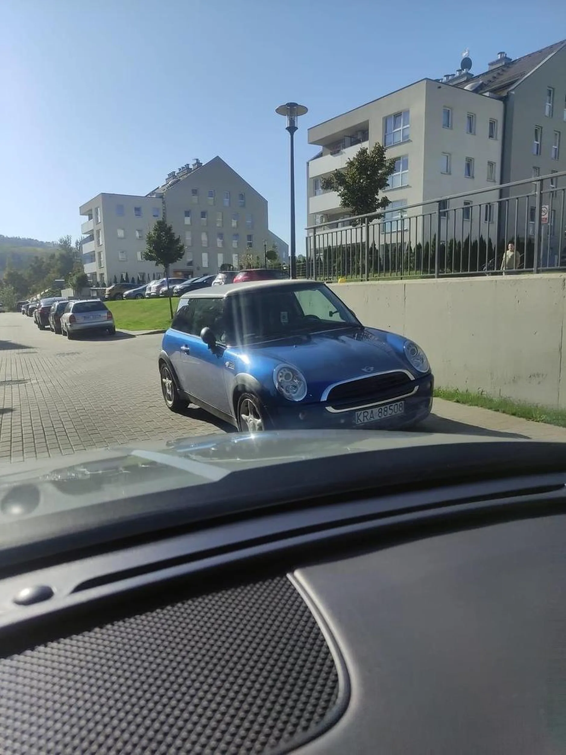 Parkuje na i tak ciasnym skrzyżowaniu, utrudniając przejazd