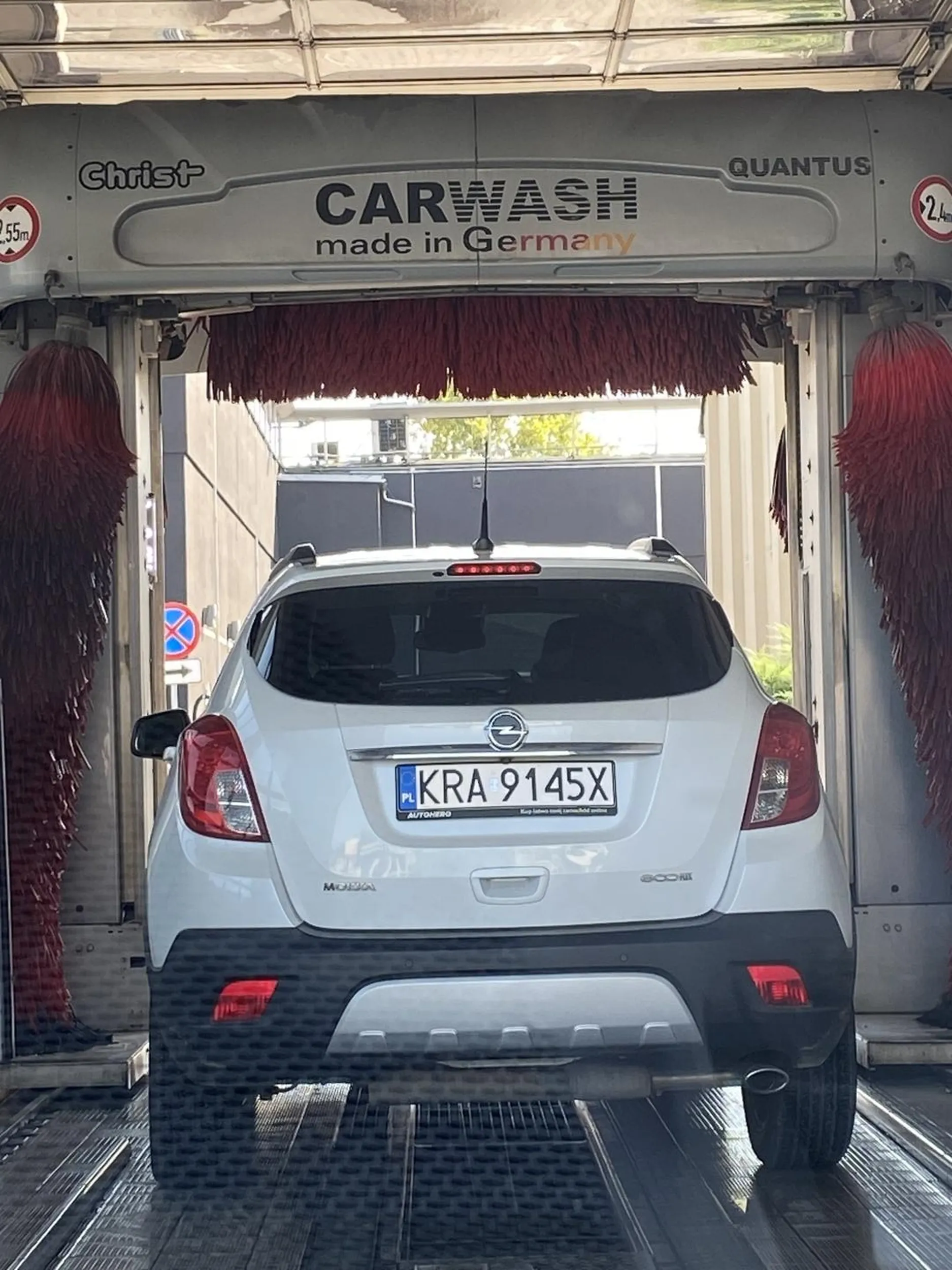 Wszystko fajnie gościu wjeżdża na myjnie tylko co dalej, parkuje na myjni w kabinie samochód i idzie dopiero kupić myjnie gdzie ludzie już mają kupione bilety