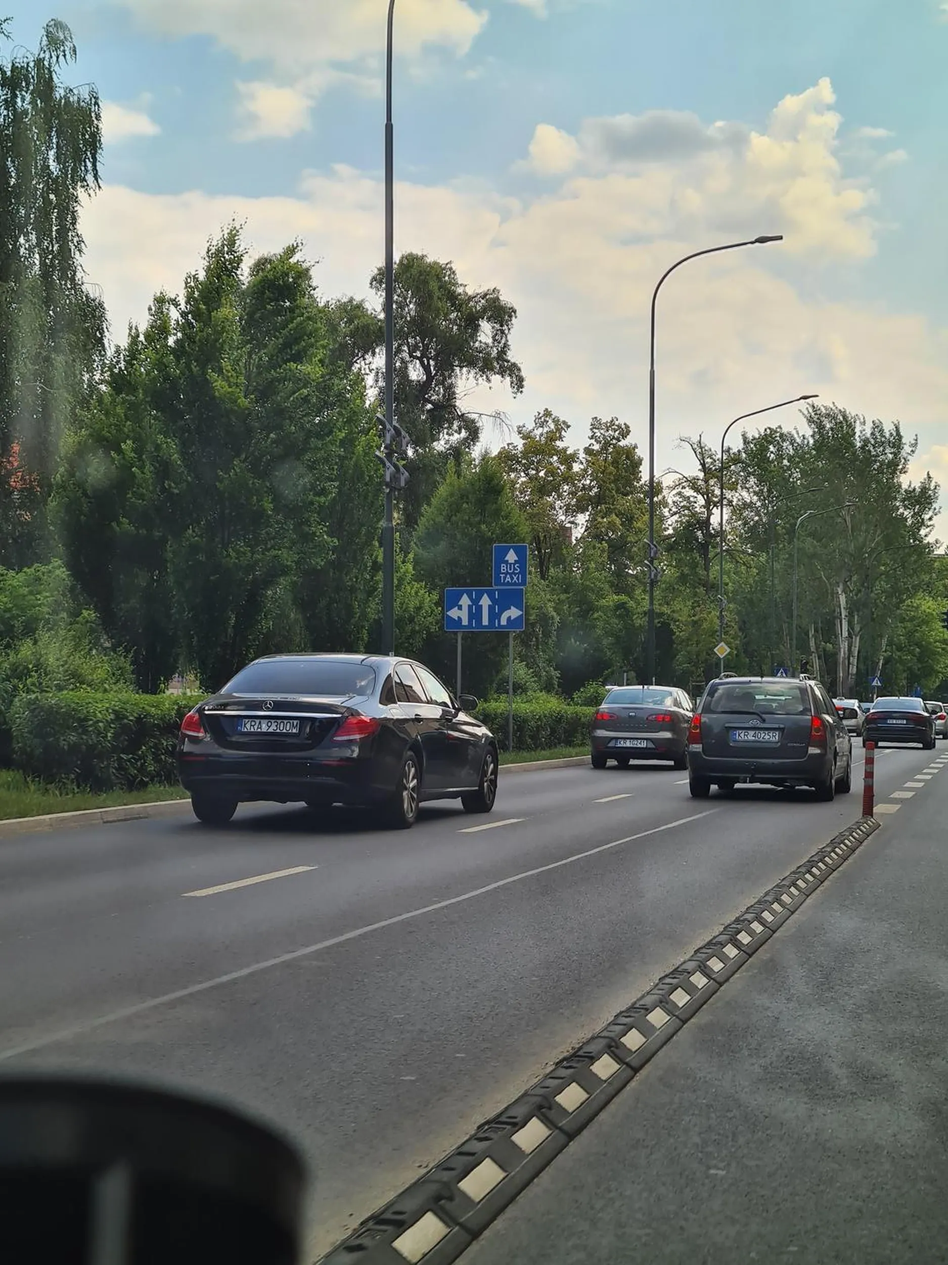 Kierowca wyprzedza ba przejściu bez świateł