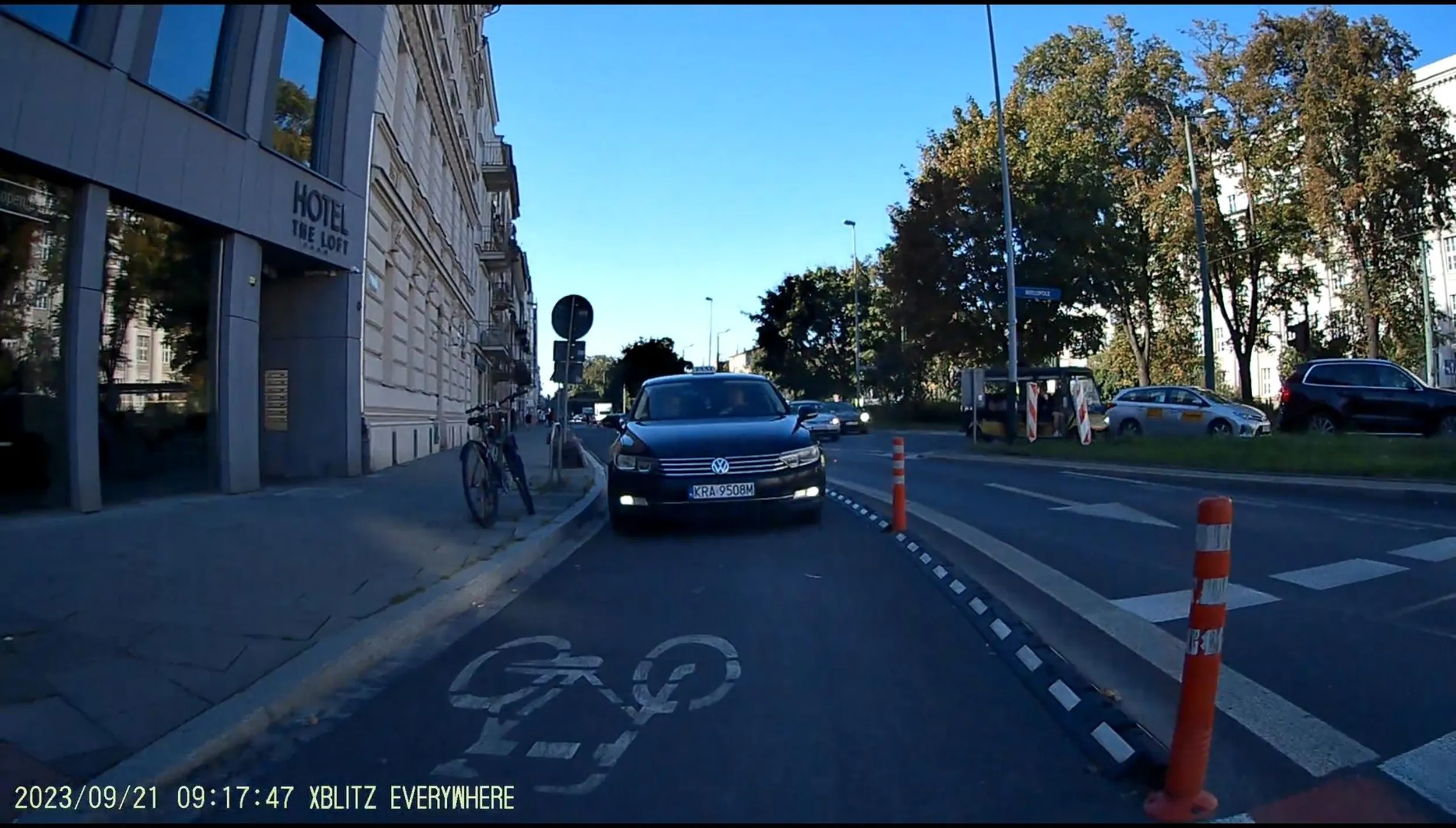 Uprzejmy taksówkarz. Postój na pasie dla rowerów. 50 metrów dalej jadąc swoim pasem prosto, przy przejeździe kolejowym miałby normalne miejsce na zostawienie klienta, bez tamowania ruchu.