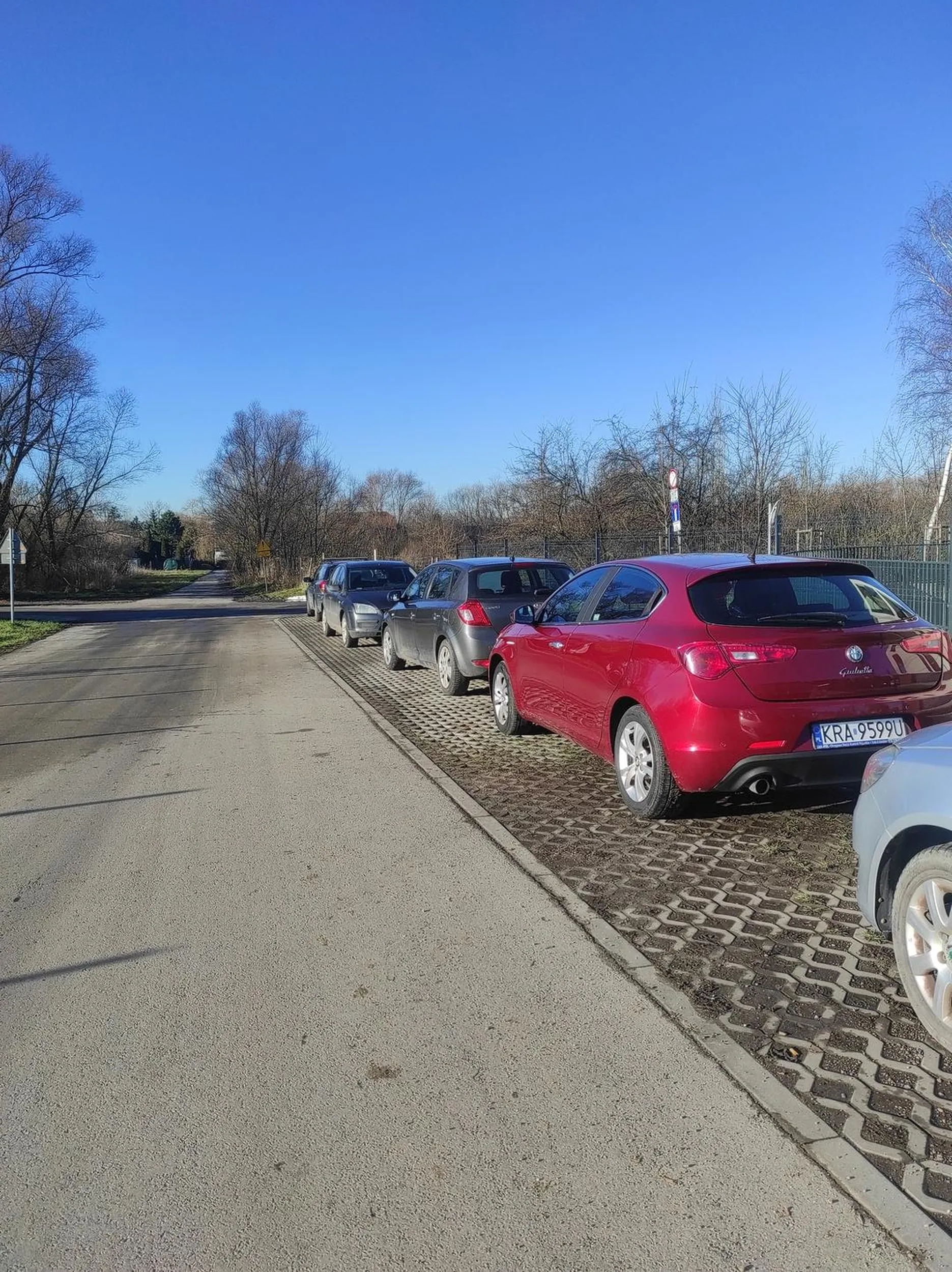Proszę przestań parkować na terenie parkingu należącego do bloku w którym pani nie mieszka