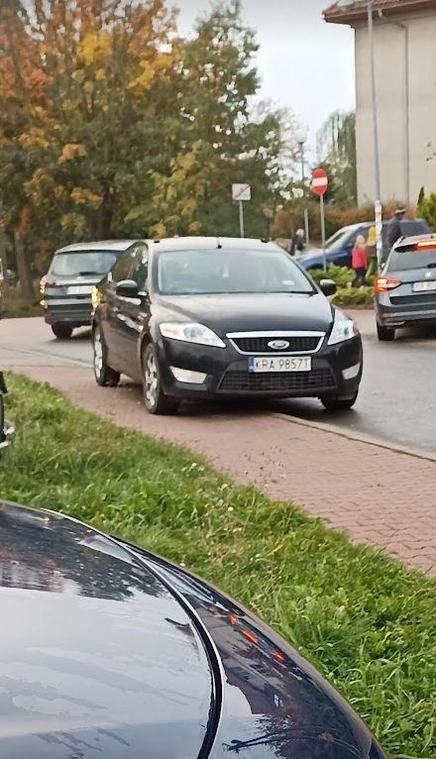 Mistrz parkowania.  Żeby odprowadzić dzieci do szkoły "na chwilę" zatrzymuje się na drodze blokując wyjazd z parkingu. A obok duży w połowie pusty parking. Miejsce zdarzenia: Obok szkoły podstawowej w podkrakowskich Zielonkach.