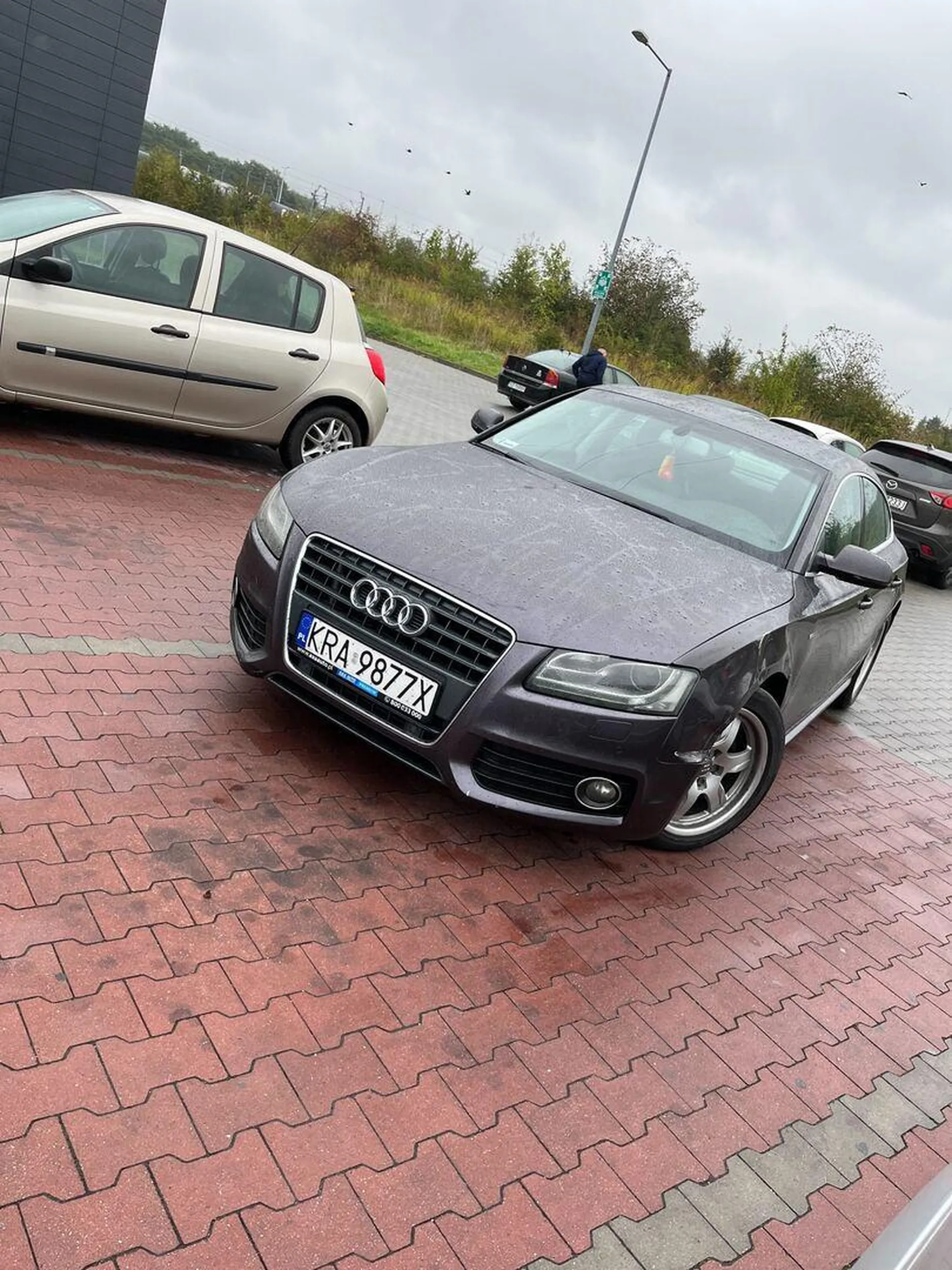 pomijam, że zajmuje dwa miejsca pod biedronką... ale nawet się na nich nie mieści i dupą wystaje na alejkę gdzie ciężko się zmieścić. biorąc pod uwagę jak poobijany jest ten samochód to raczej nie pierwszy tego typu wyczyn