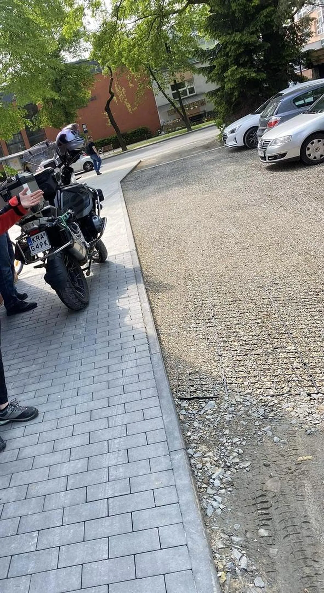 Parkuje na chodniku na zwrócenie uwagi próbuje pobić wyzywa. Polecam pic meliske na uspokojenie Parking obok a furiatowi niech se konia zwali jak ma problemy