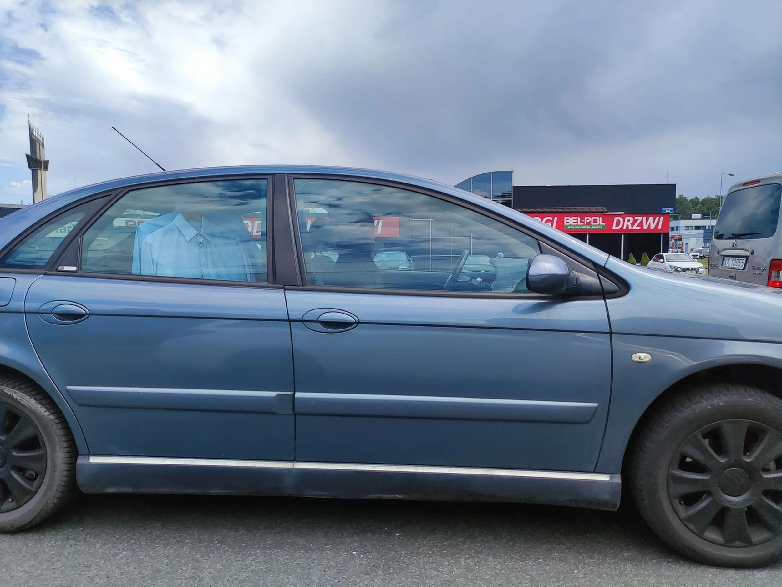 Zniecierpliwiony oczekiwaniem na lewo skręcie, zaczął trąbić jak nie normalny, po czym zdecydował sie ominąć wszystkich pasem do jazdy na wprost i zajechał mi drogę gwałtownie skręcając w lewo przed moj zderzak. Nienormalny.