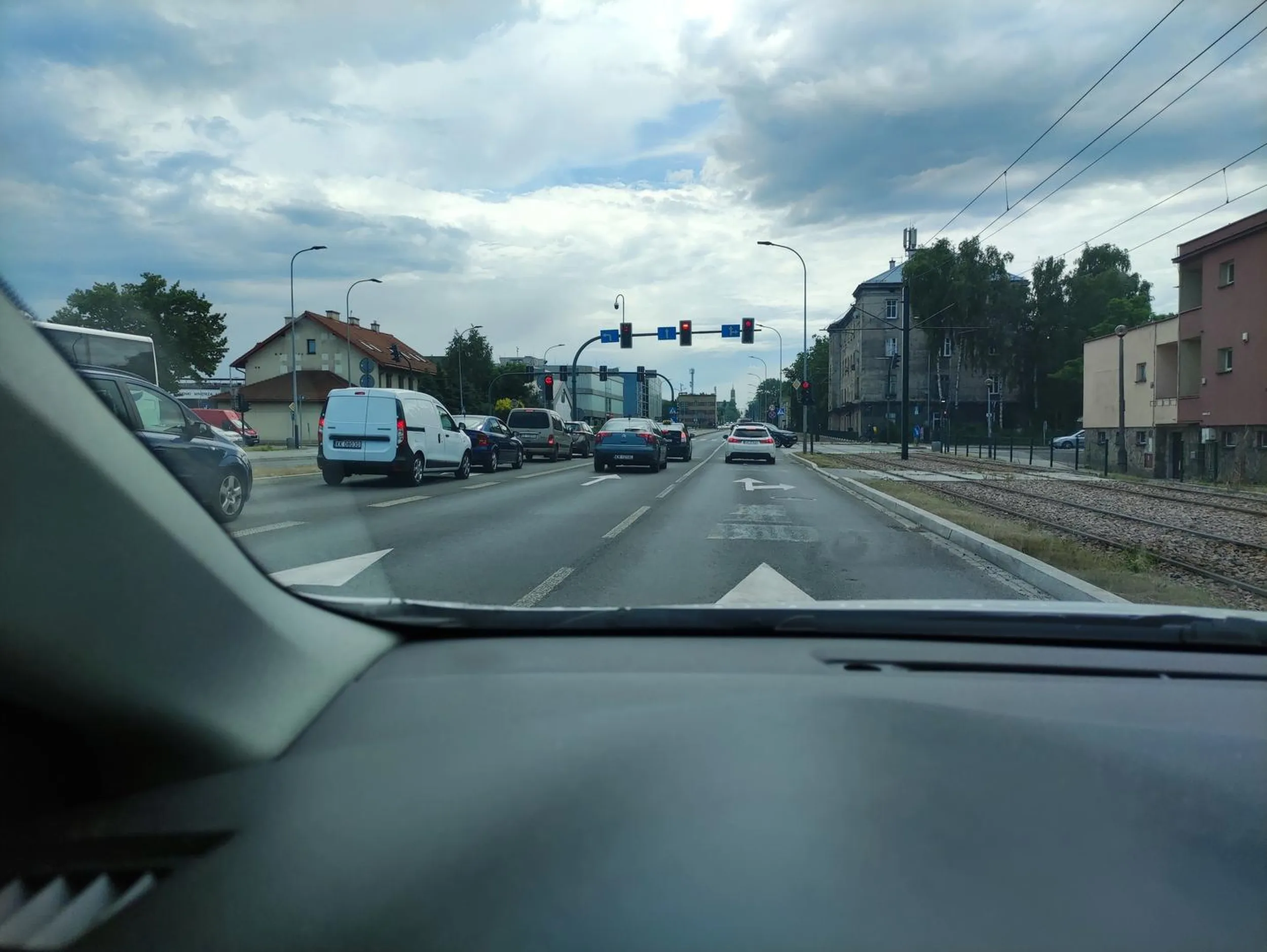 Zniecierpliwiony oczekiwaniem na lewo skręcie, zaczął trąbić jak nie normalny, po czym zdecydował sie ominąć wszystkich pasem do jazdy na wprost i zajechał mi drogę gwałtownie skręcając w lewo przed moj zderzak. Nienormalny.