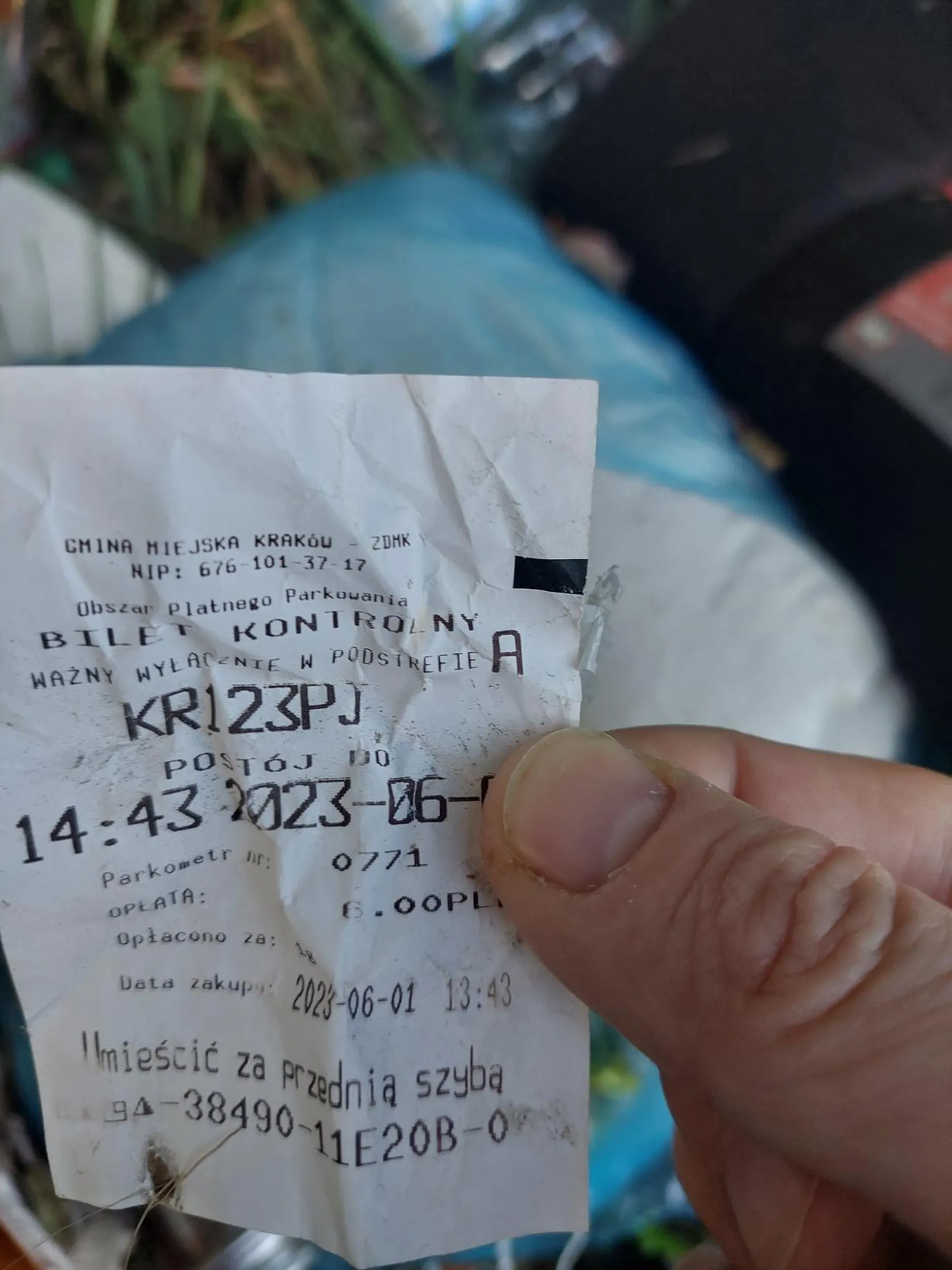 Wyrzuca śmieci w krzaki