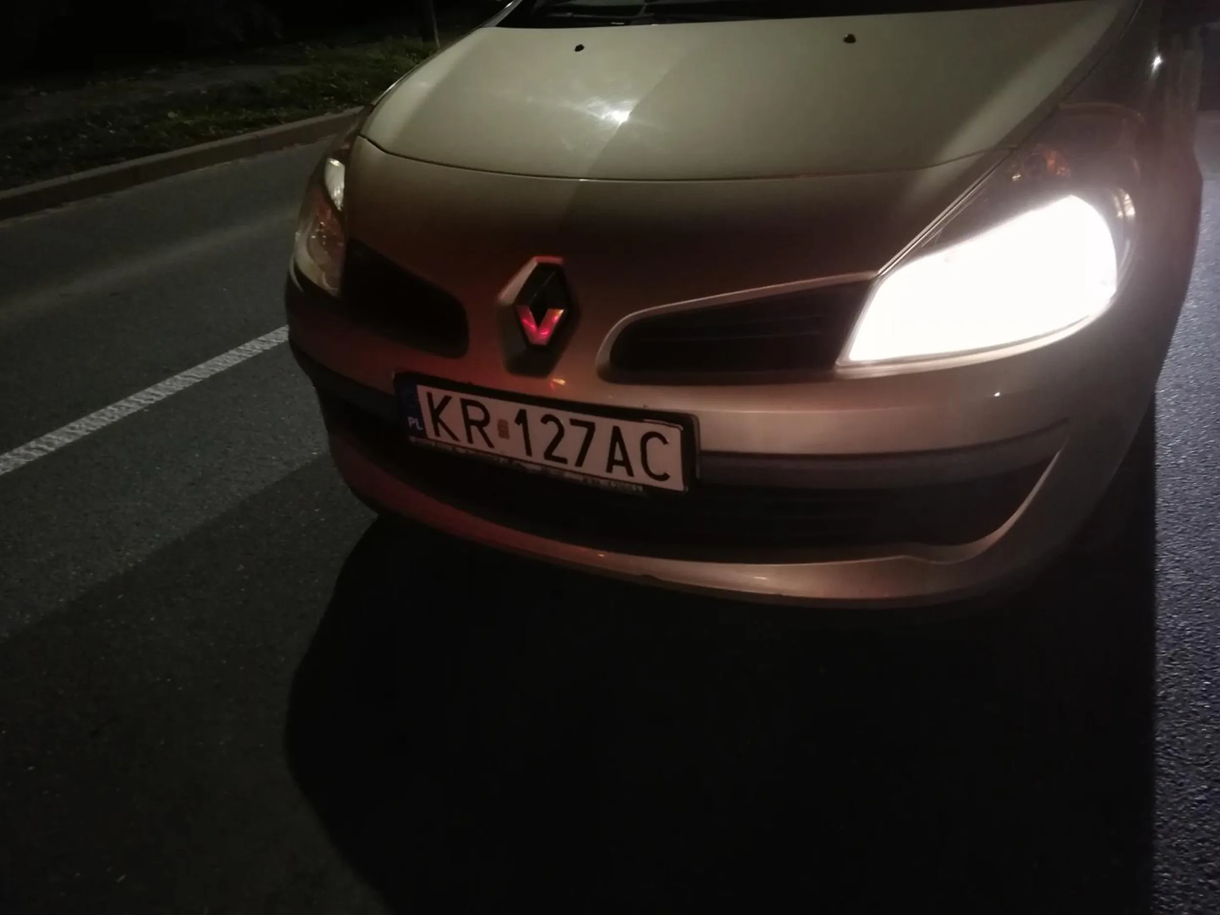 Prawy przedni reflektor nie działa lewy świeci bardzo wysoko i oślepia. Kreatyn nie widzi żadnego problemu.