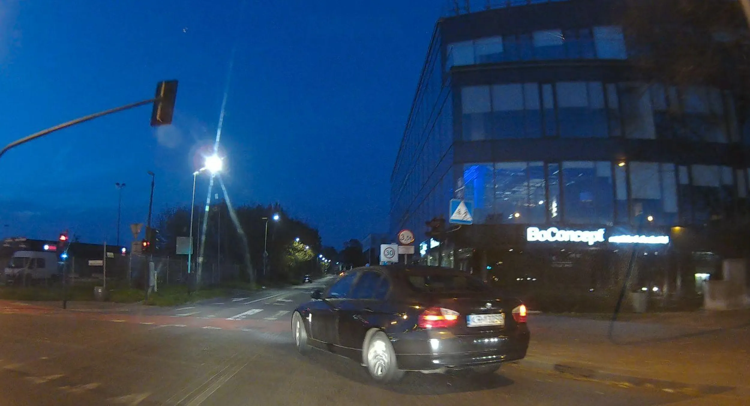 Wymusza pierwszeństwo, nawet mu głupio nie było, ale to BMW..