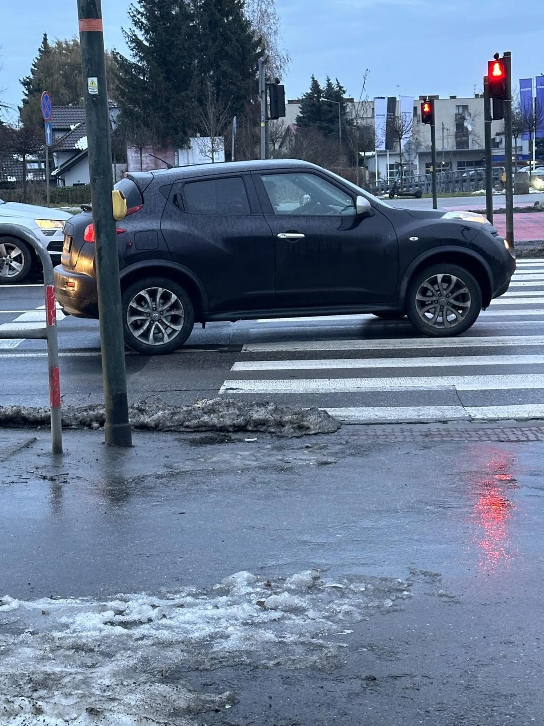Z bus pasa wyjechała na przejście dla pieszych. Pozdrawiam ?