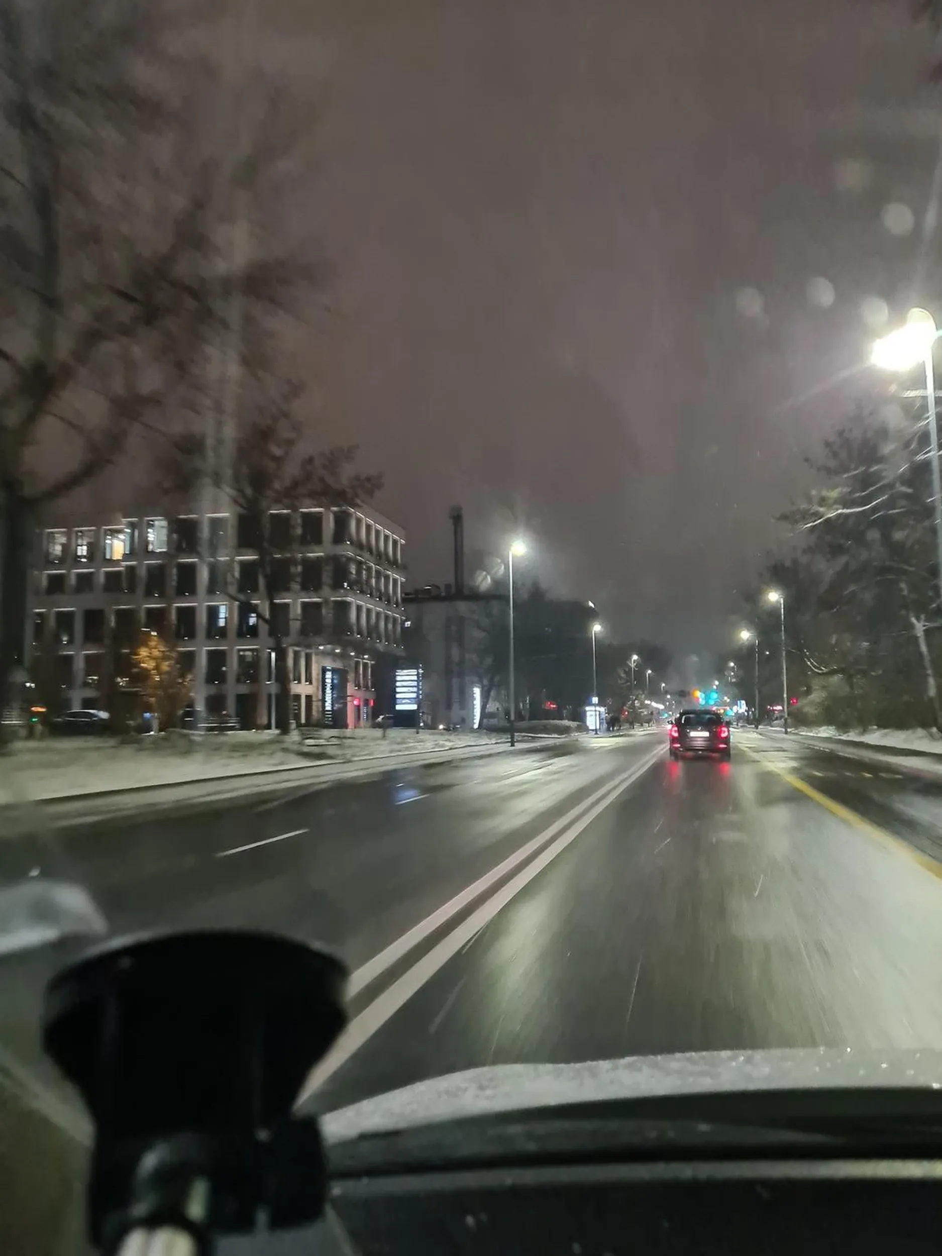 Kierowca wymusza pierwszeństwo i zwalnia