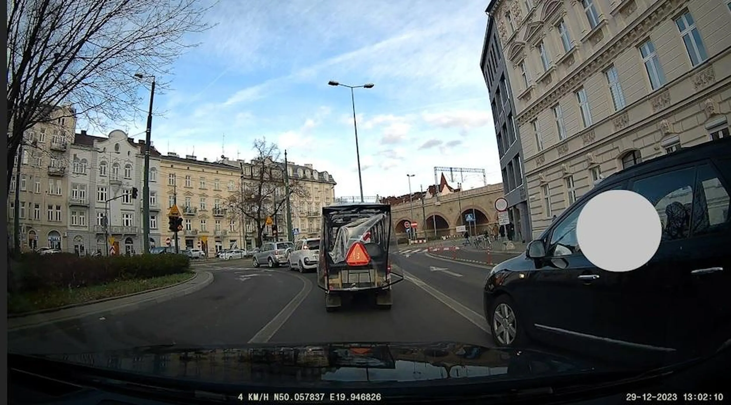 Agresywne wymuszanie pierwszeństwa na zmianie pasa przy czym nie stosowanie się do linii ciągłej. Nieuzasadnione używanie długich. Wymachiwanie gestów rękami. Blokowanie skrzyżowania. I wreszcie zajeżdżanie drogi i spychanie z pasa.