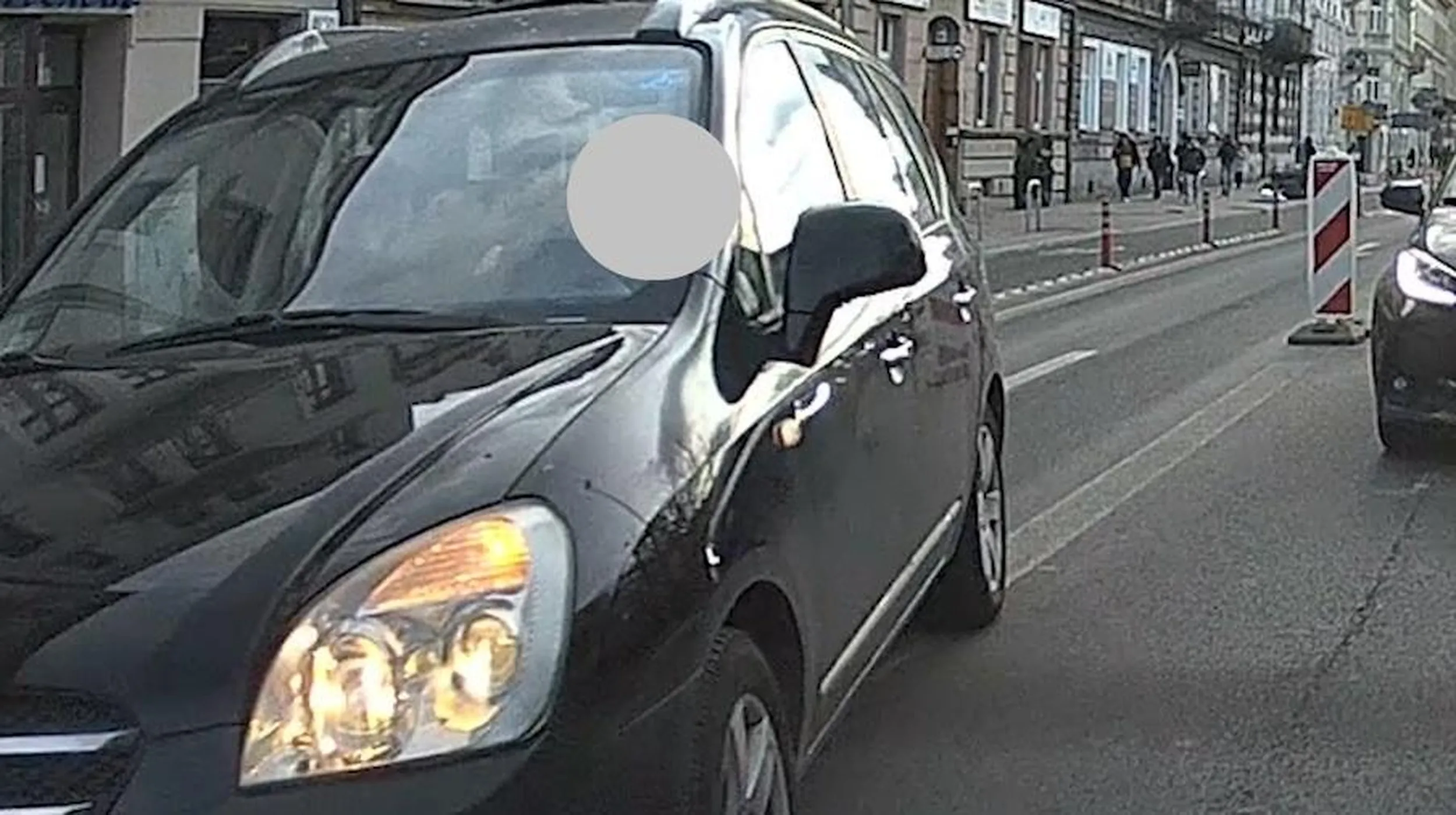 Agresywne wymuszanie pierwszeństwa na zmianie pasa przy czym nie stosowanie się do linii ciągłej. Nieuzasadnione używanie długich. Wymachiwanie gestów rękami. Blokowanie skrzyżowania. I wreszcie zajeżdżanie drogi i spychanie z pasa.