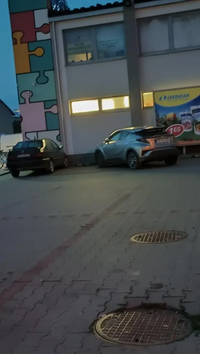 Kierowca stanął na w miejscach pod lewcem zajmując niepotrzebnie parking