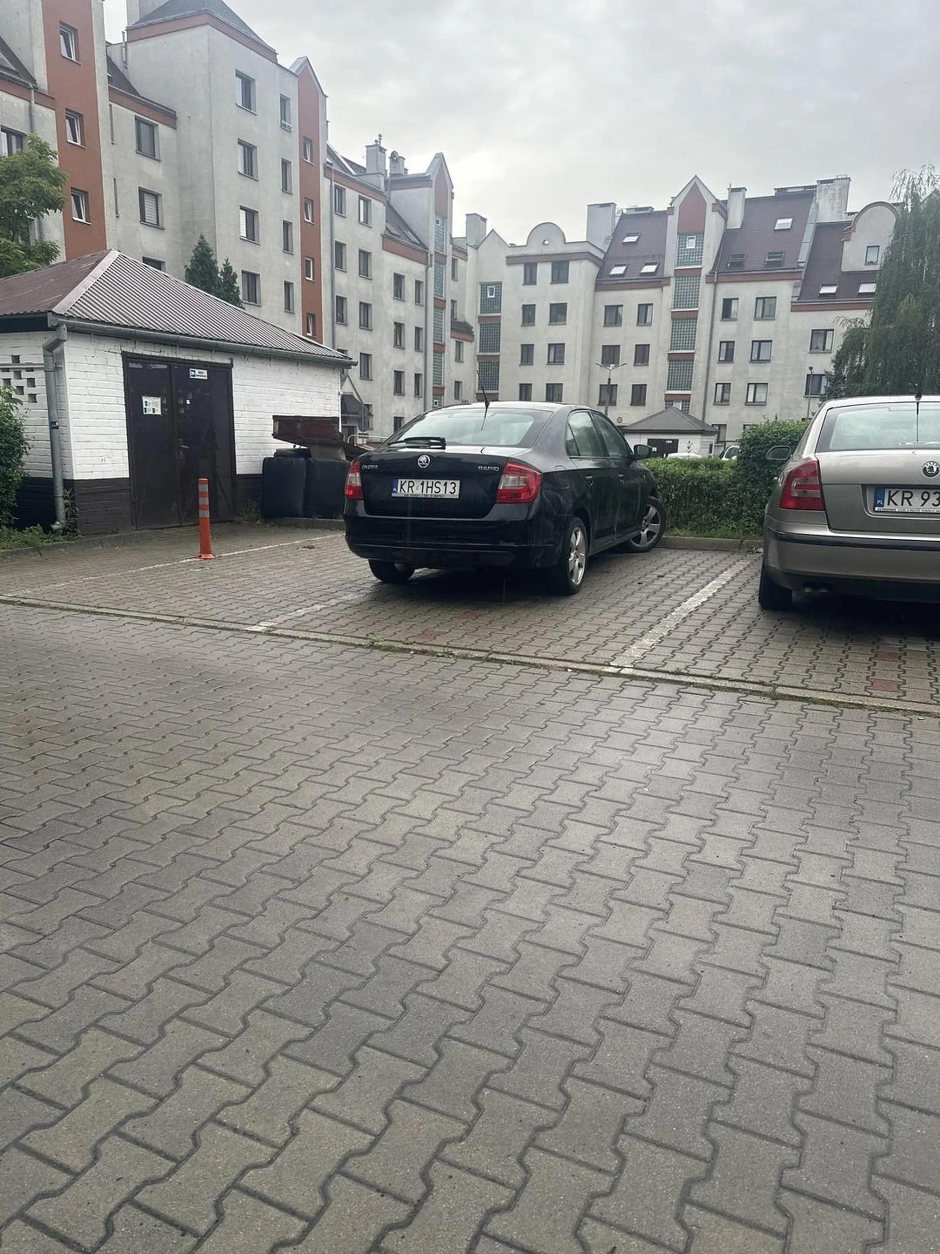 Zalecam naukę parkowania, bo pod blokiem zająć półtorej miejsca to trochę kpina.