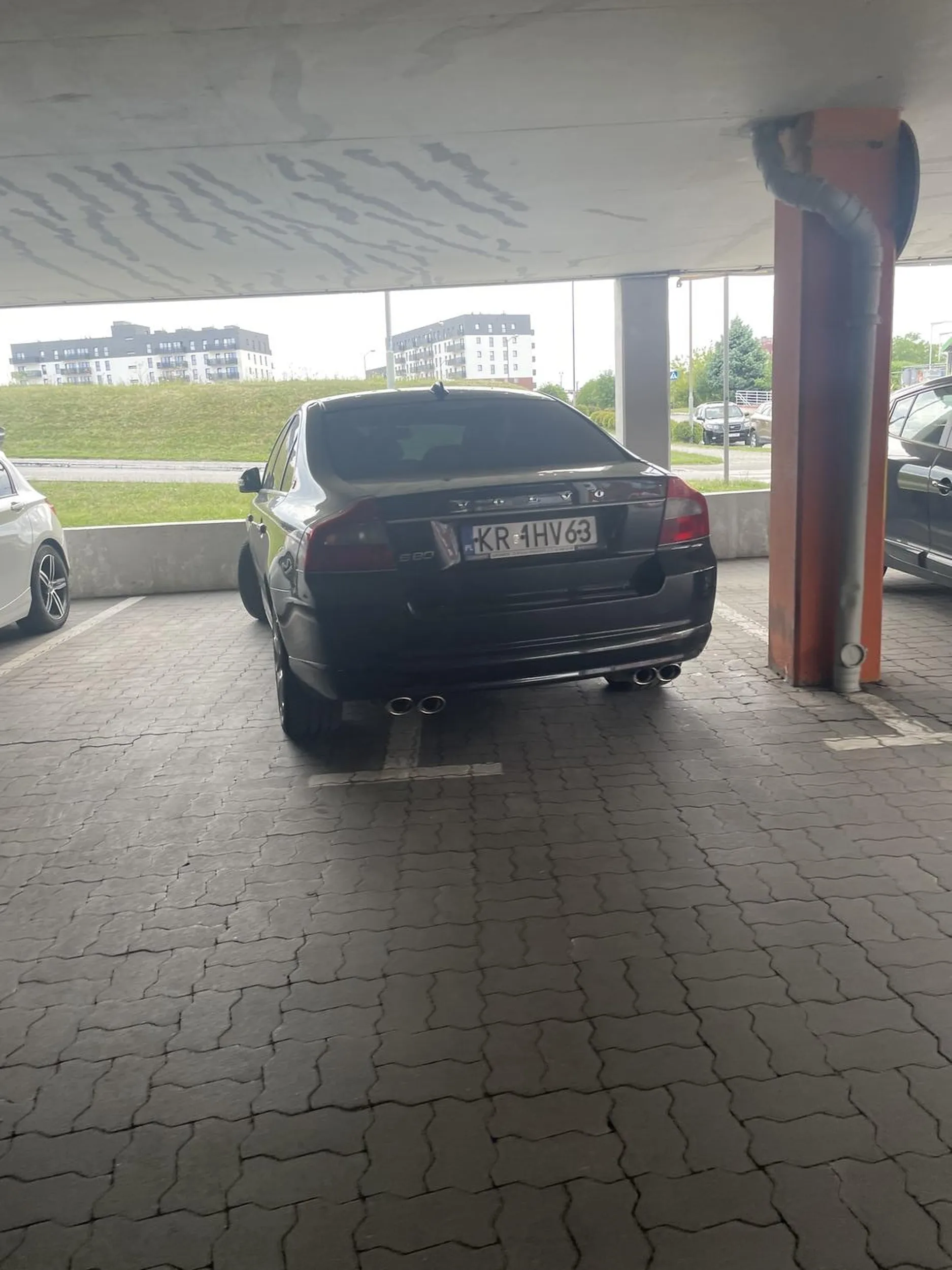 Miejsc parkingowych jest dużo, to można parkować na dwóch jednocześnie.