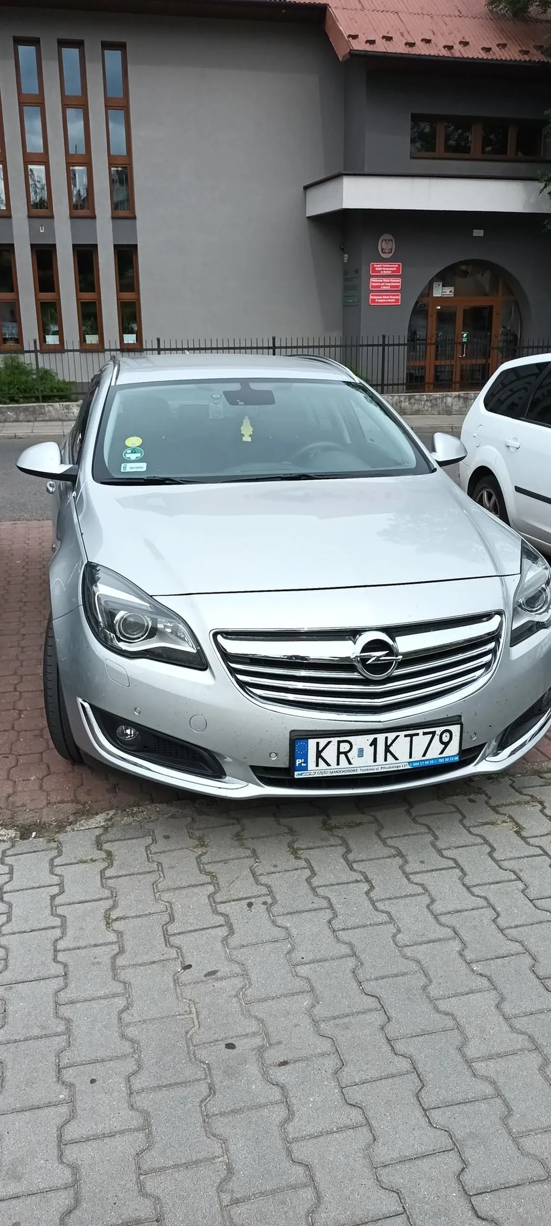 Niech Pan w opelku patrzy kto wcześniej podjechał do miejsca parkingowego nie postrawiam?