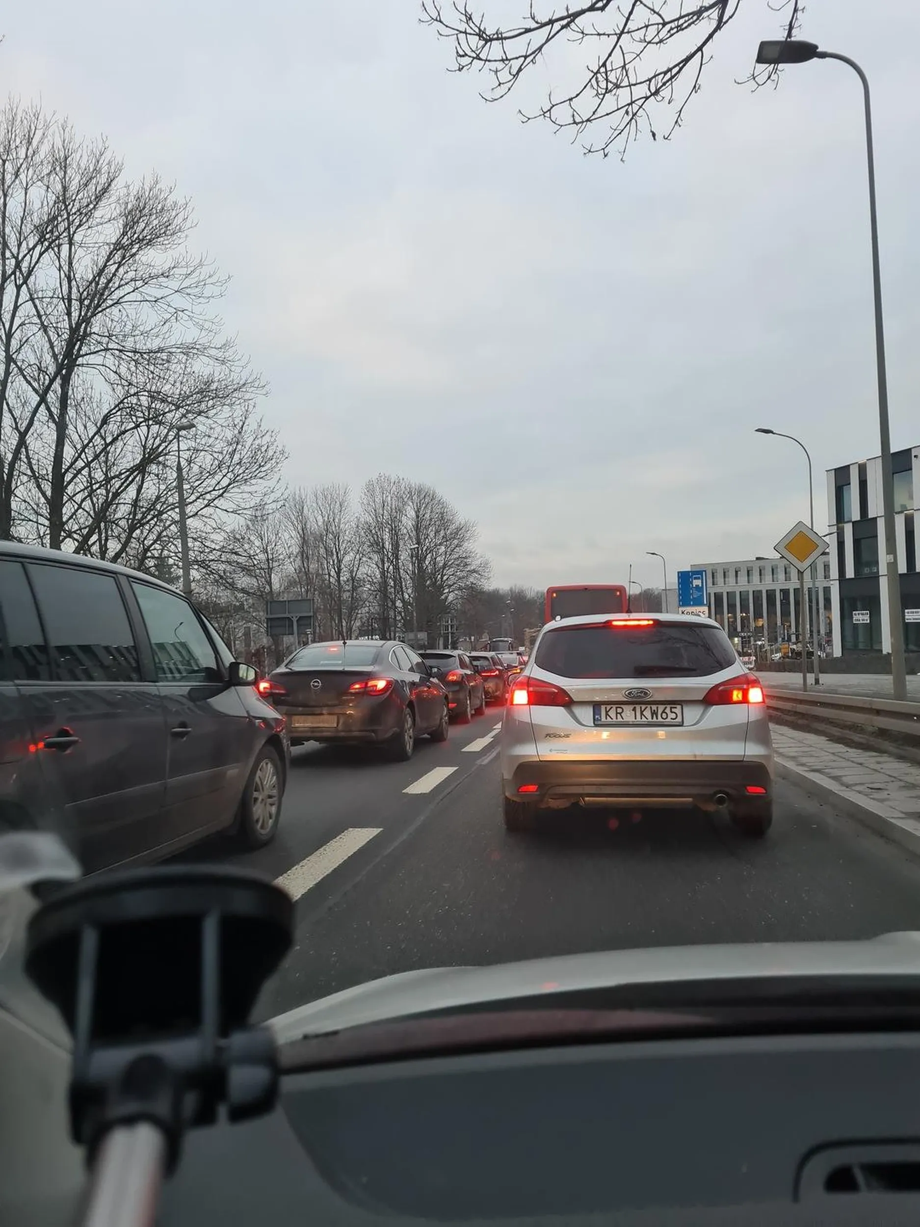 Kierowca jeździ buspasem bezprawnie