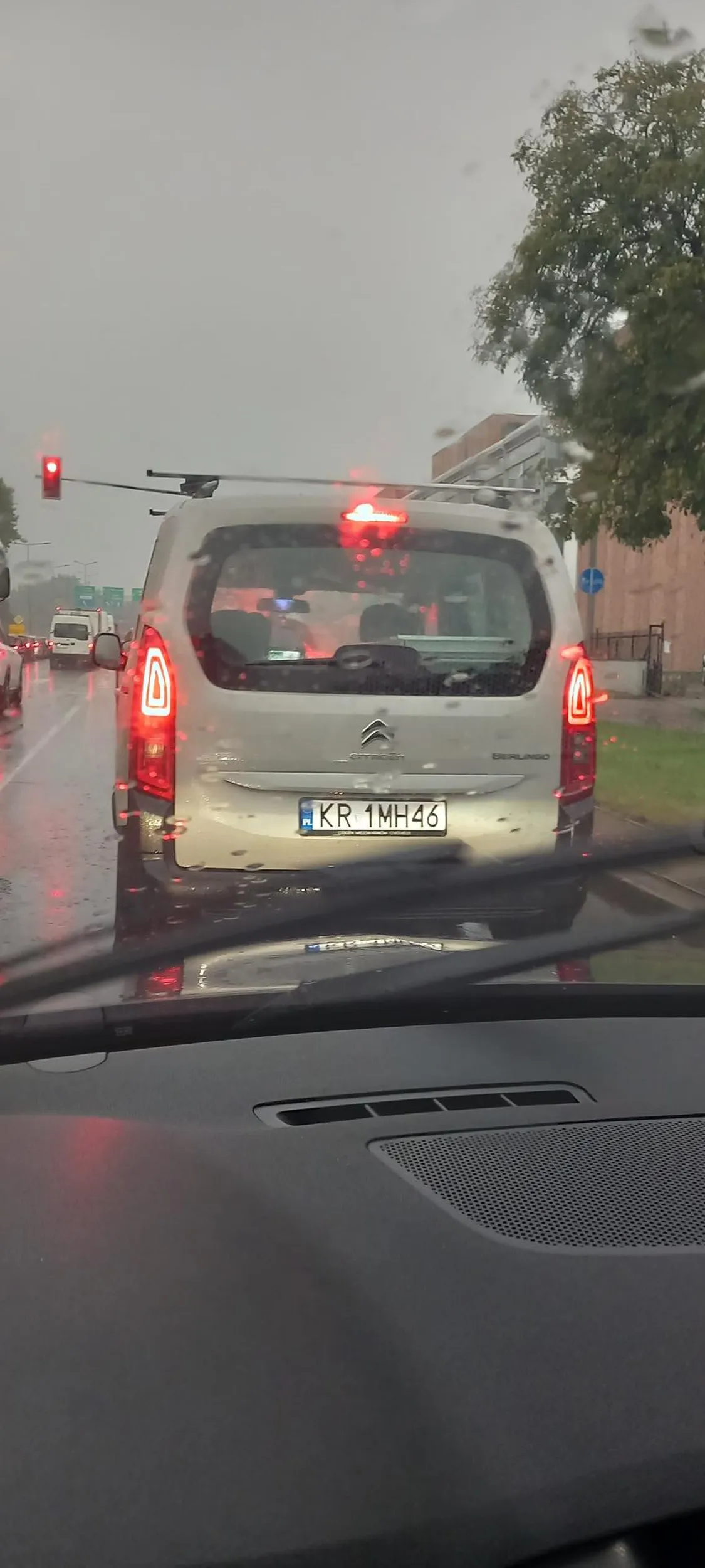 Zmiana pasa ruchu na powierzchni wyłączonej z ruchu.