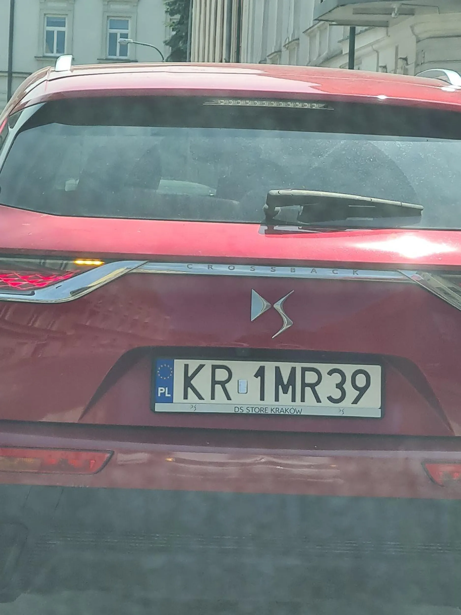 Kierowca nie zatrzymuje się na stopie stwarzając zagrożenie na drodze