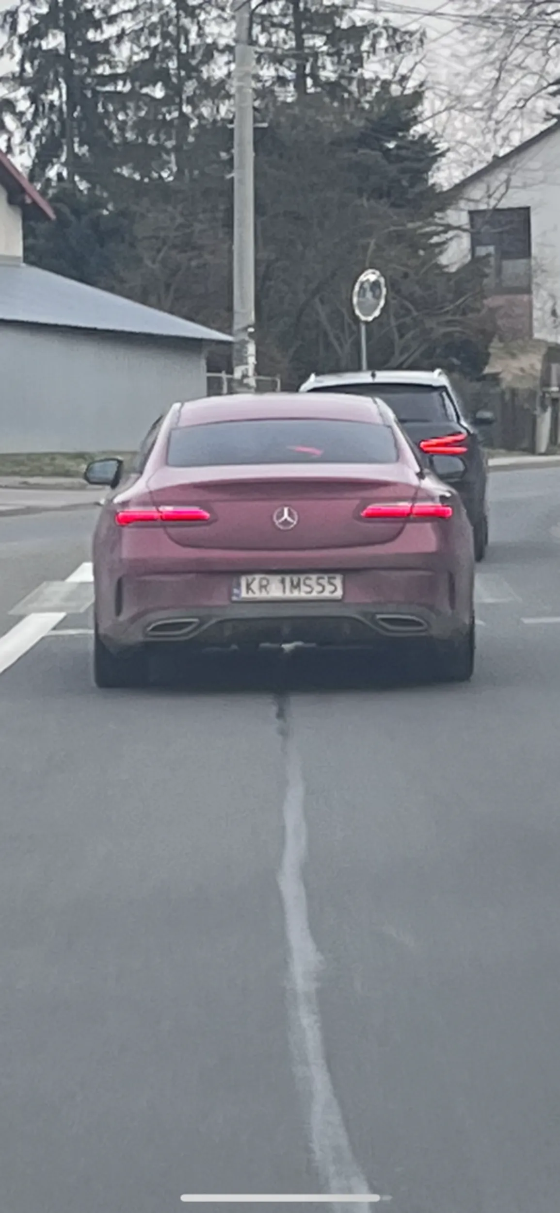 Hamowałam przed skrzyżowaniem ponieważ auto przede mną skręcało w prawo, przed nami jeszcze było przejście dla pieszych, Pani w mercedesie się zdenerwowała i wyprzedziła :) Radzę uważać Pani to platynowa blondynka.