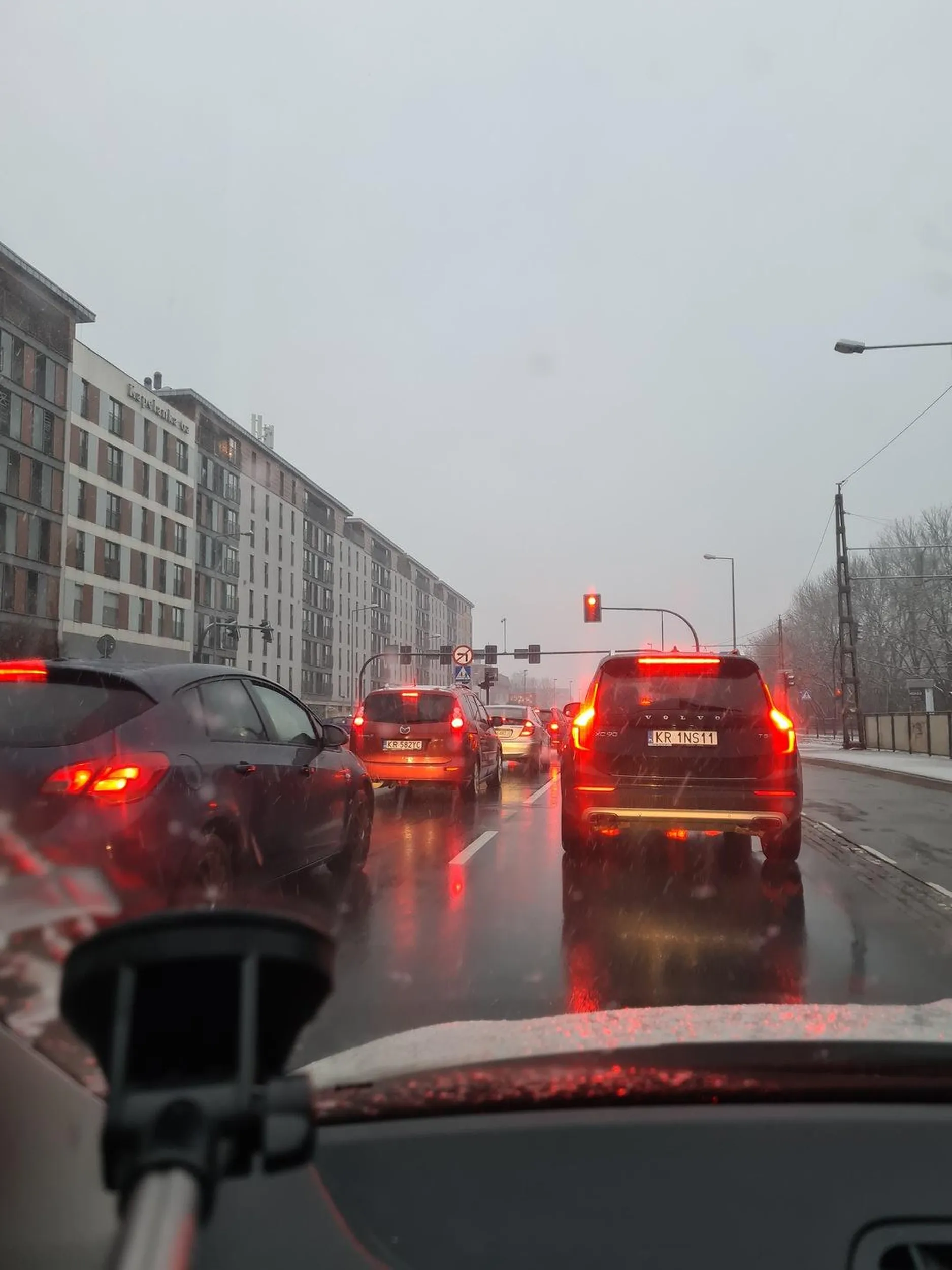 Kierowca wymusza pierwszeństwo w deszczu. Baran zasrany