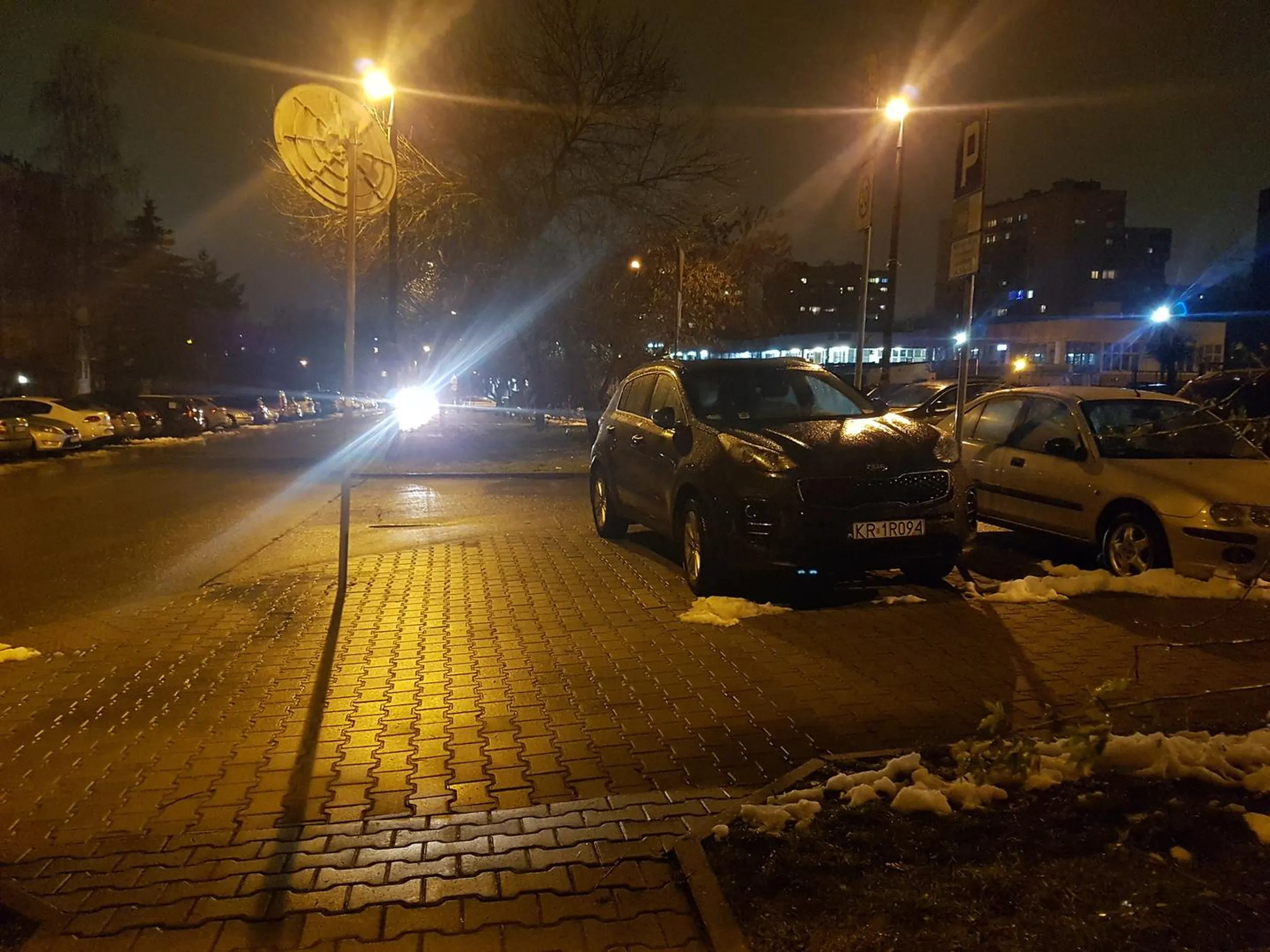 Tak się pacanie nie staje na środku chodnika, na skrzyżowaniu. A jak ci się moja opinia nie podoba, zgodna Zresztą z Polskim prawem, to zapraszamy na parking obok - pół parkingu wolnego.