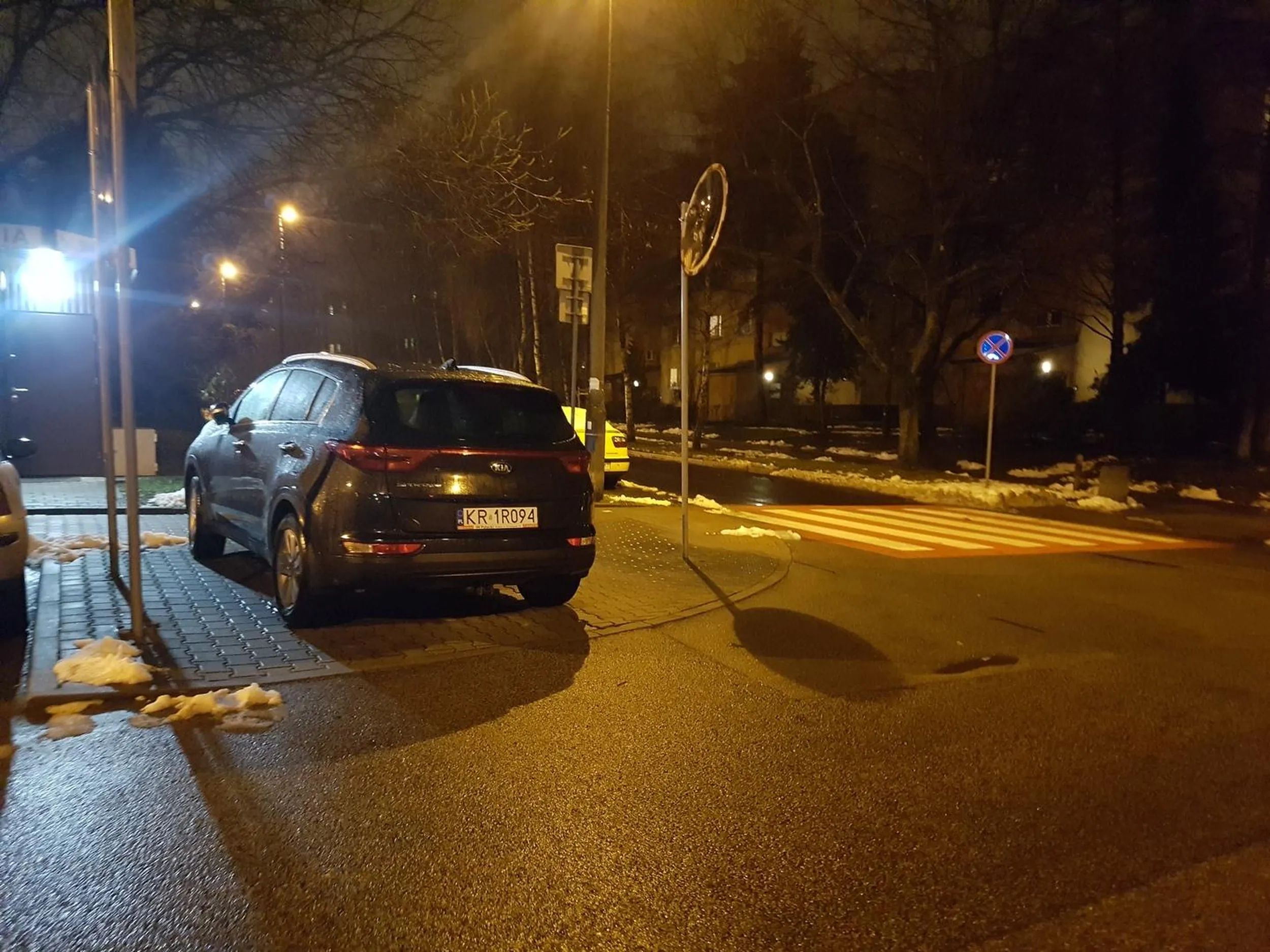 Tak się pacanie nie staje na środku chodnika, na skrzyżowaniu. A jak ci się moja opinia nie podoba, zgodna Zresztą z Polskim prawem, to zapraszamy na parking obok - pół parkingu wolnego.