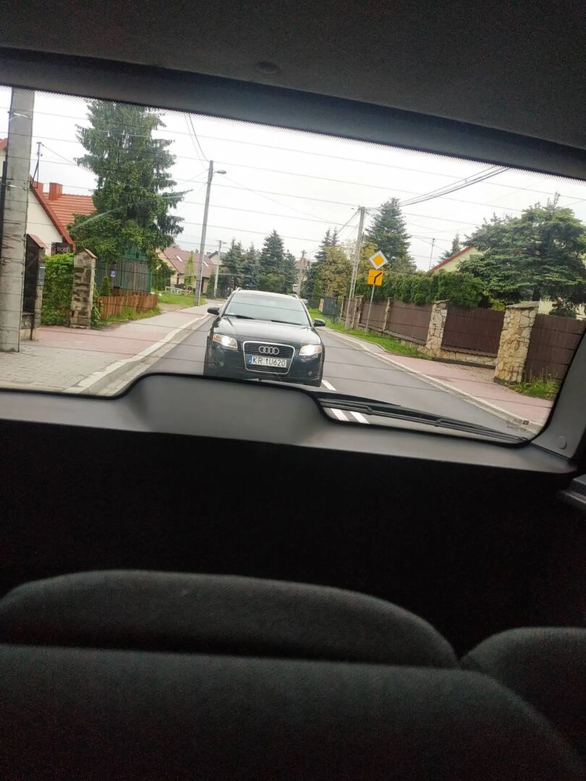 Weblanc.  Przestraszył żonę i dziecko.  Podjechałem do nich całą drogę i pokazałem fak, mimo że dziecko było w samochodzie i wszystko widziało.  Jesteś tchórzem a nie mężczyzną, potrafisz tylko straszyć kobietę i dzieci.