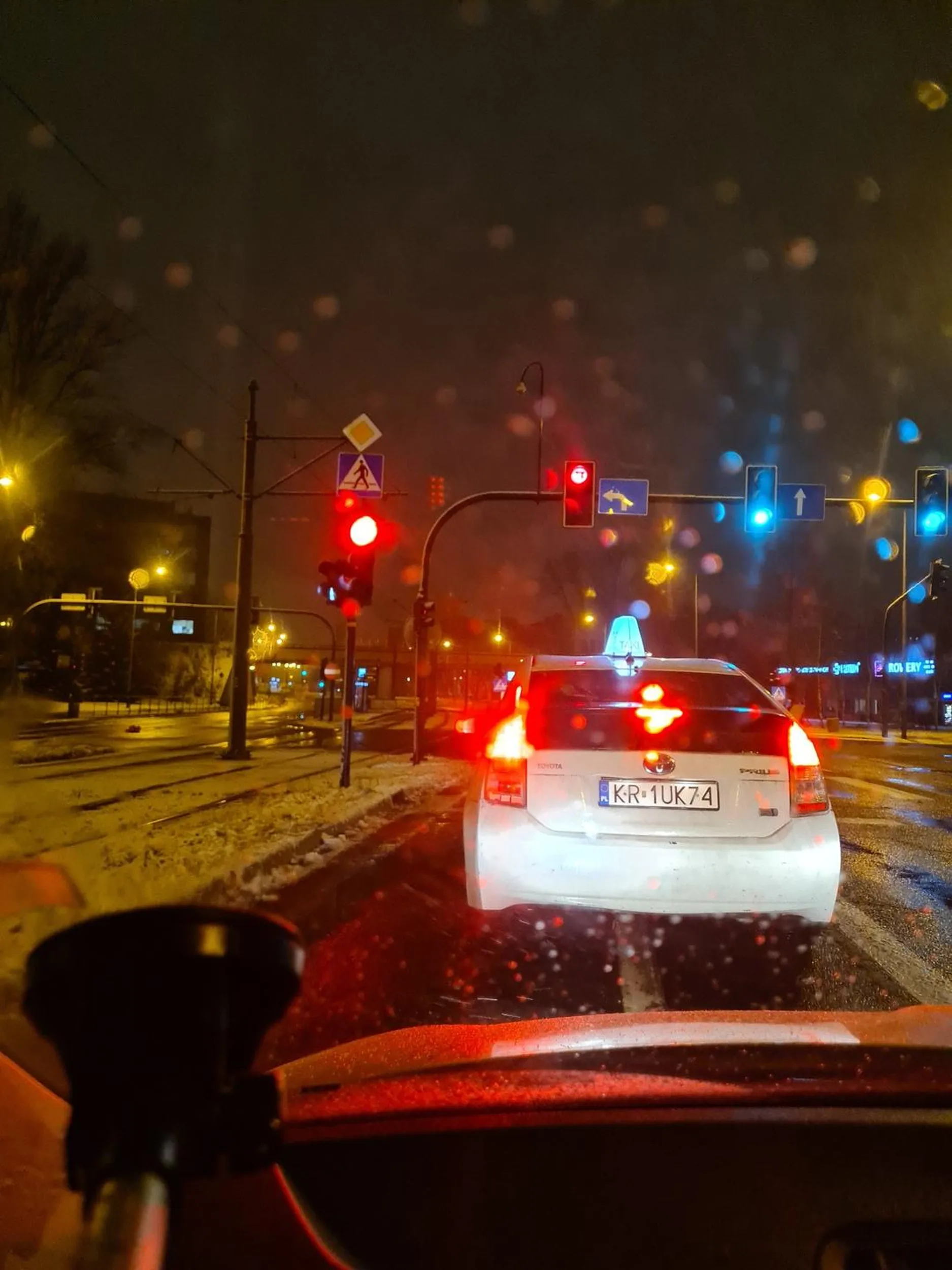 Kierowca zmienia pasy ruchu w sposób niebezpieczny bez kierunkowskazów i nagle stwarzając zagrożenie na drodze