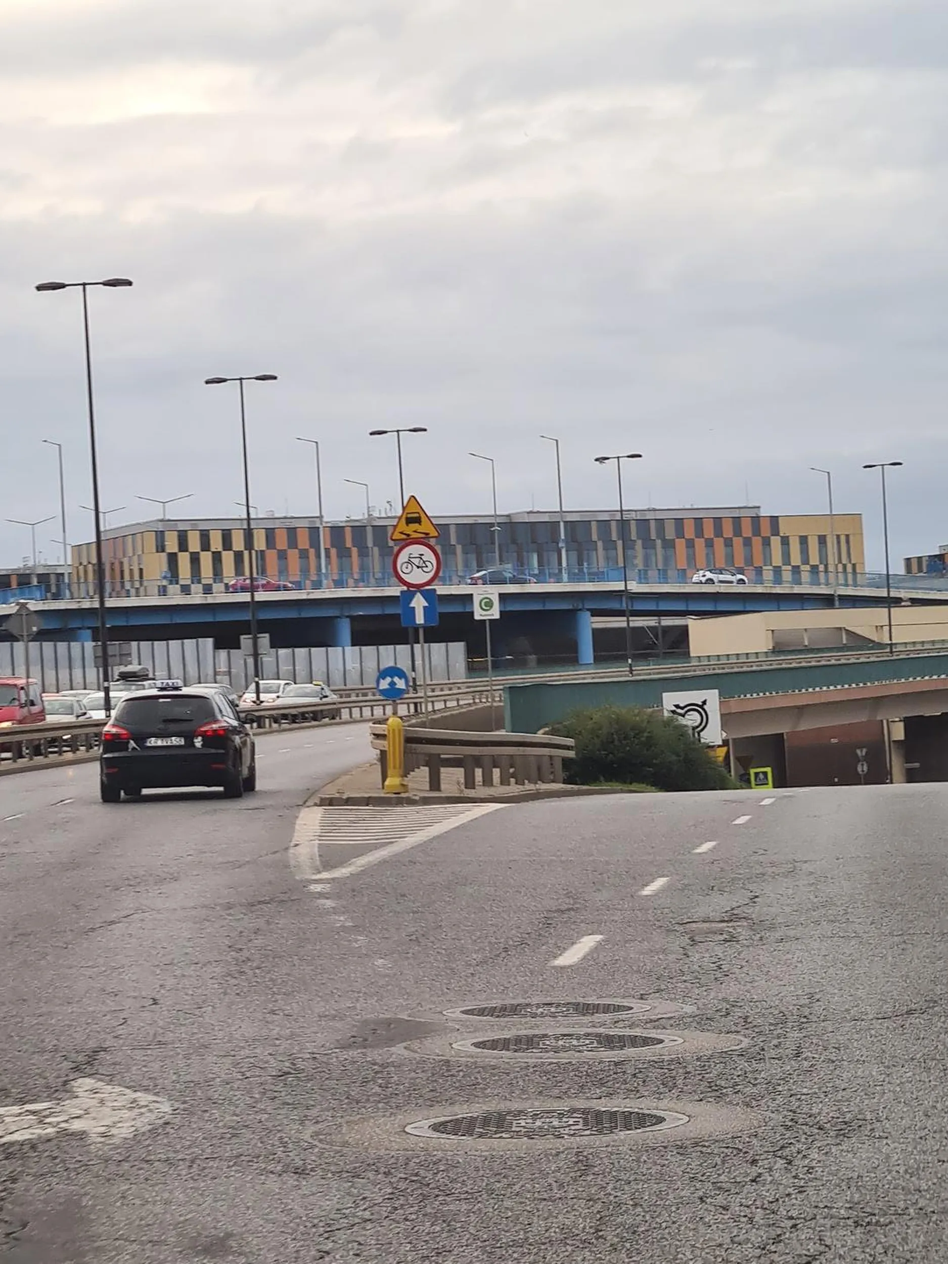 Kierowca zatrzymuje się na środku skrzyżowania.