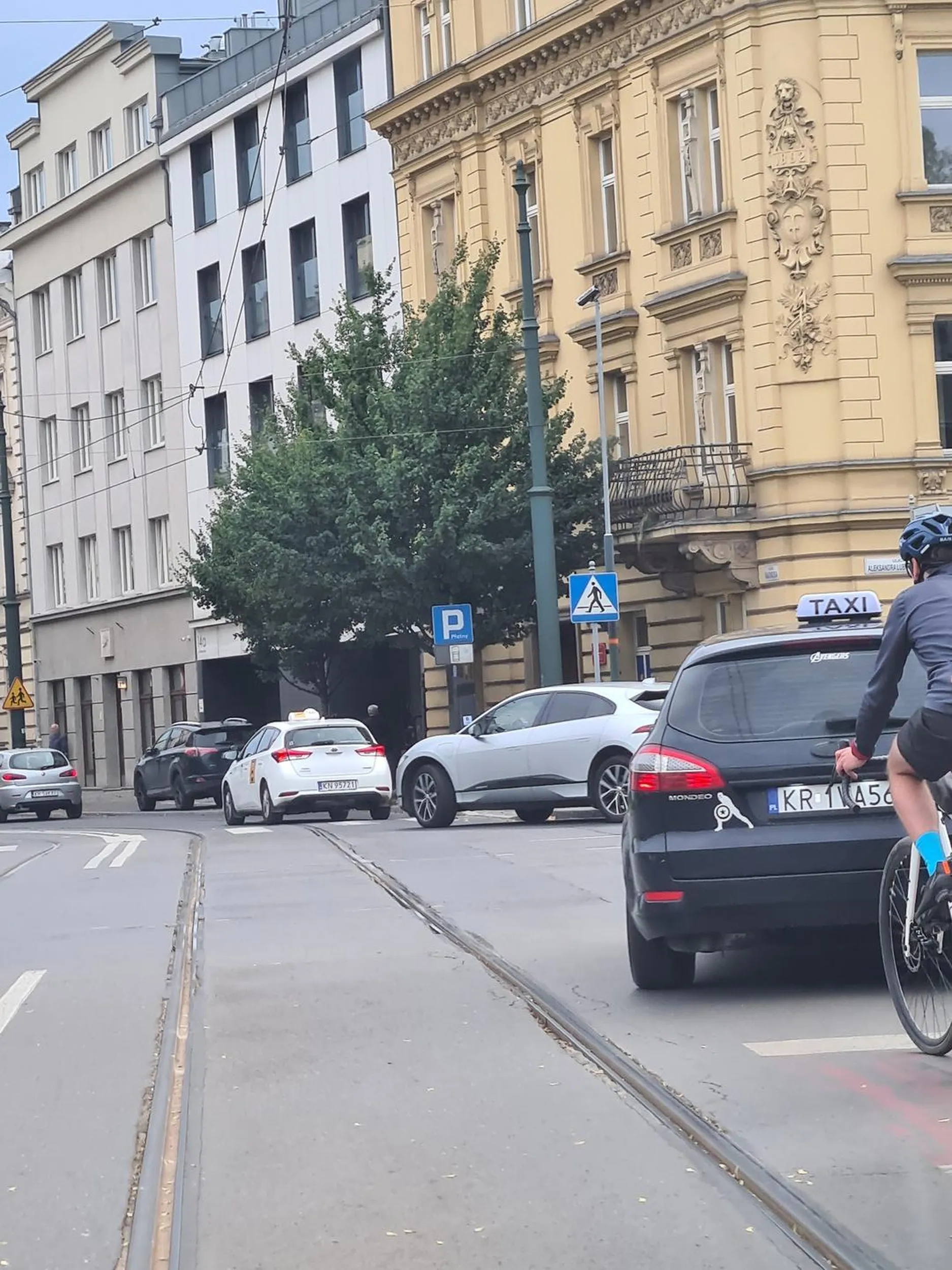 Kierowca zatrzymuje się na środku skrzyżowania.