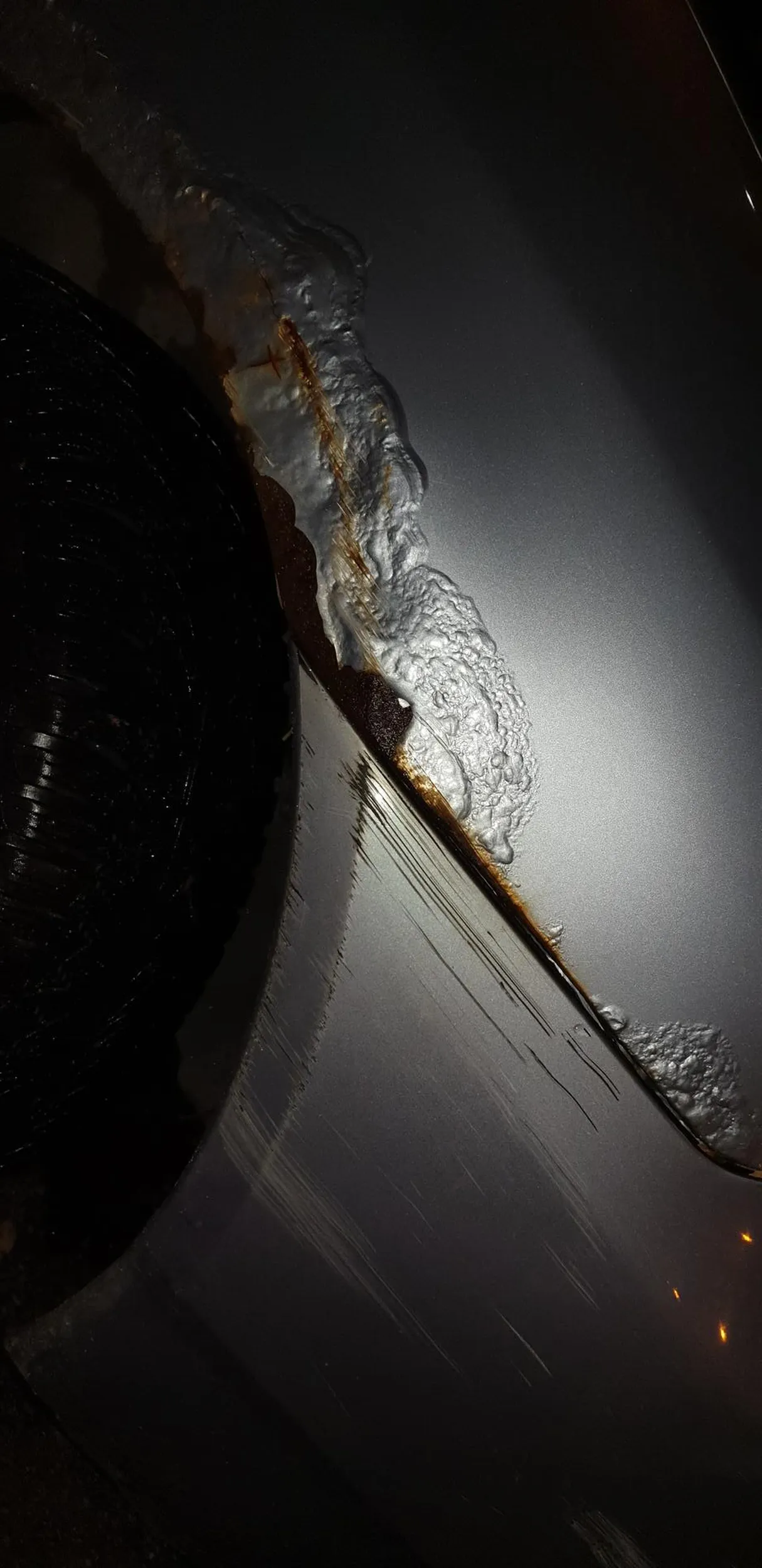 Dzisiaj, 5.01 zarysowales mi samochód oraz samochód obok. Kartkę z adnotacją zostawiłem na szybie poszkodowanego. Do rychłego zobaczenia :)