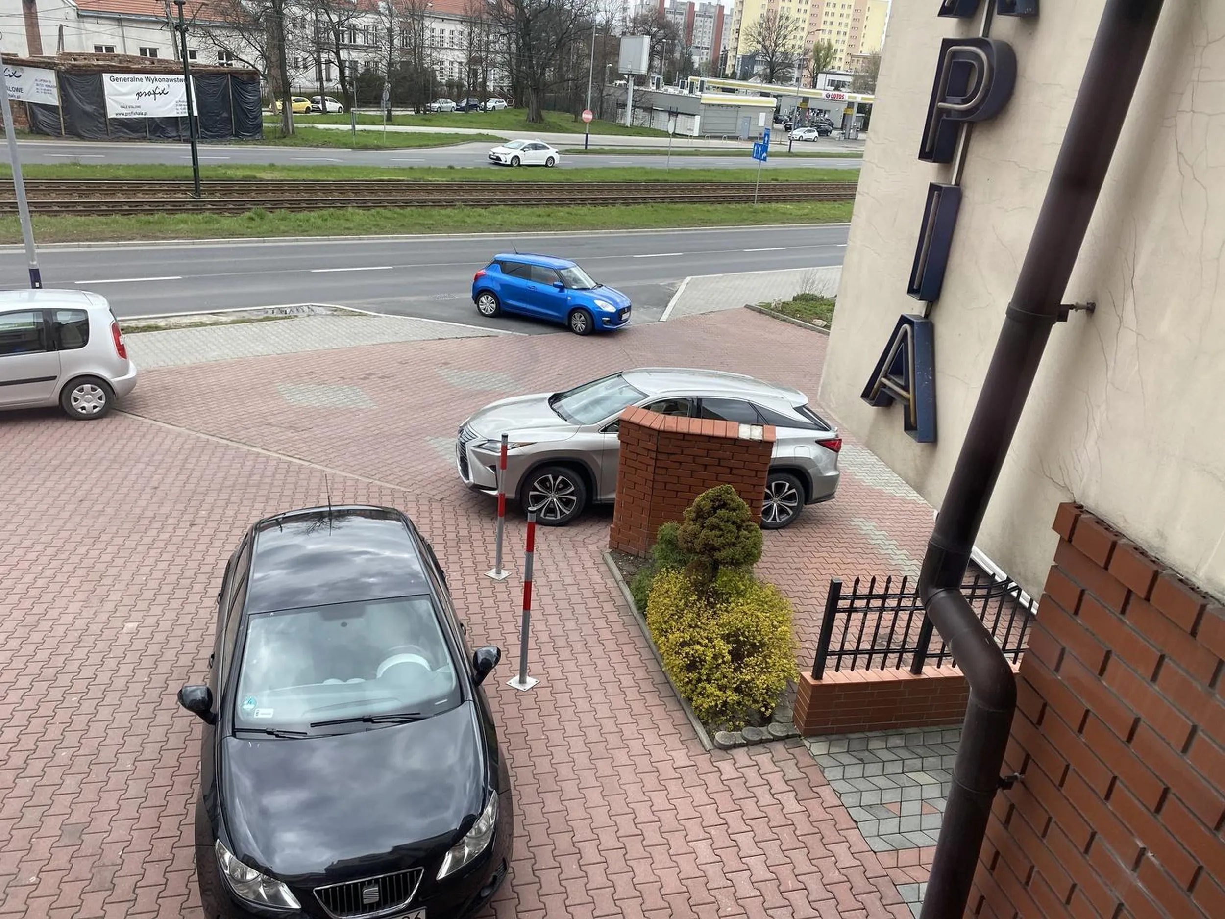 Pastuch przyjechał na rehabilitację, legitymacji inwalidy brak ale za to odznacza się mocno inwalidztwem umysłowym. Nie dość ze samochód zostawiony w poprzek wyznaczonego miejsca parkingowego to na dodatek zastawione przejście dla pieszych, które specjalnie odgrodzone jest słupkami. Następnym razem odjedziesz na kapciu. / Kraków, Małopolskie Centrum Krioterapii