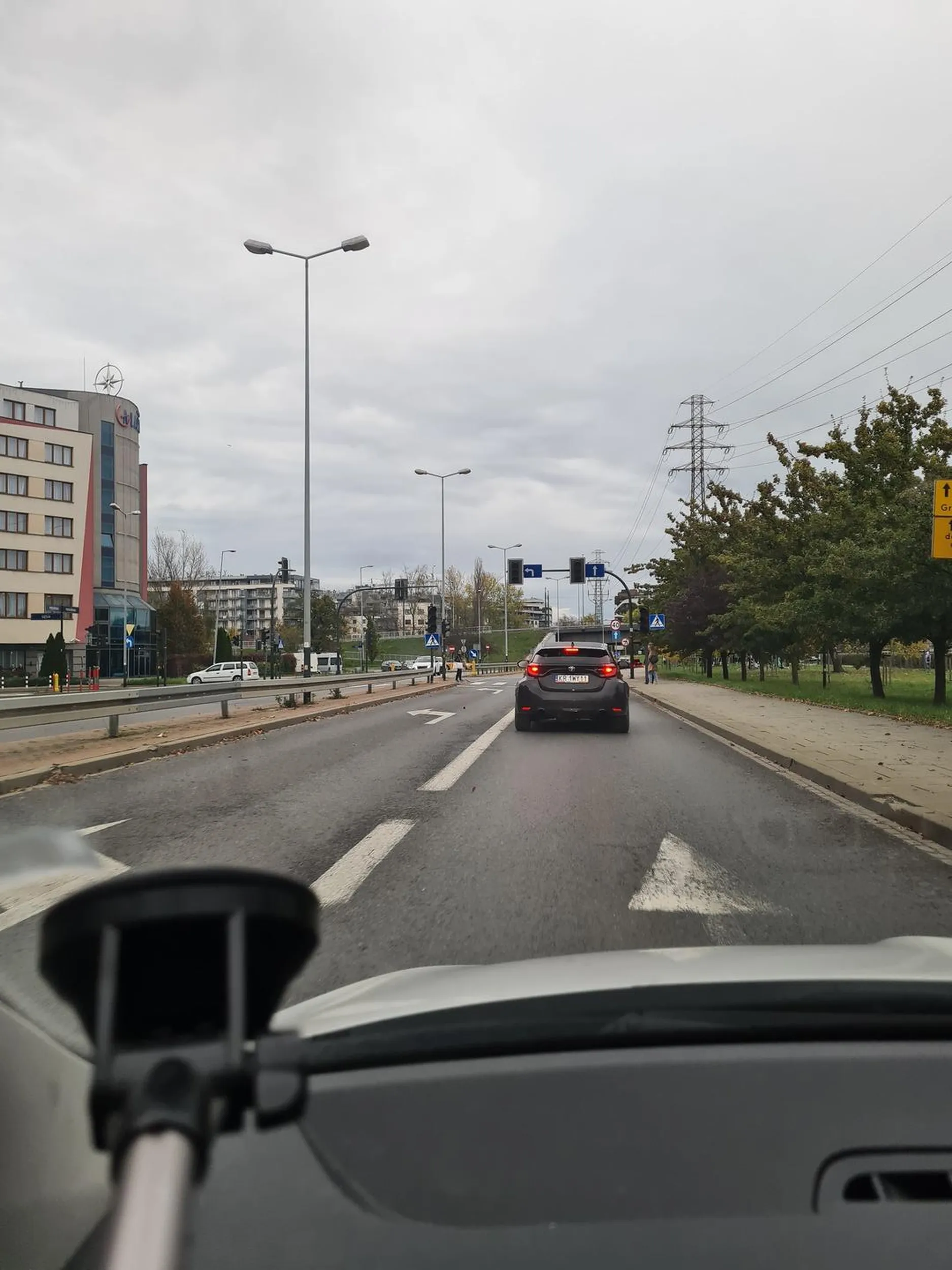 Kierowca jeździ niebezpiecznie i stwarza zagrożenie na drodze.