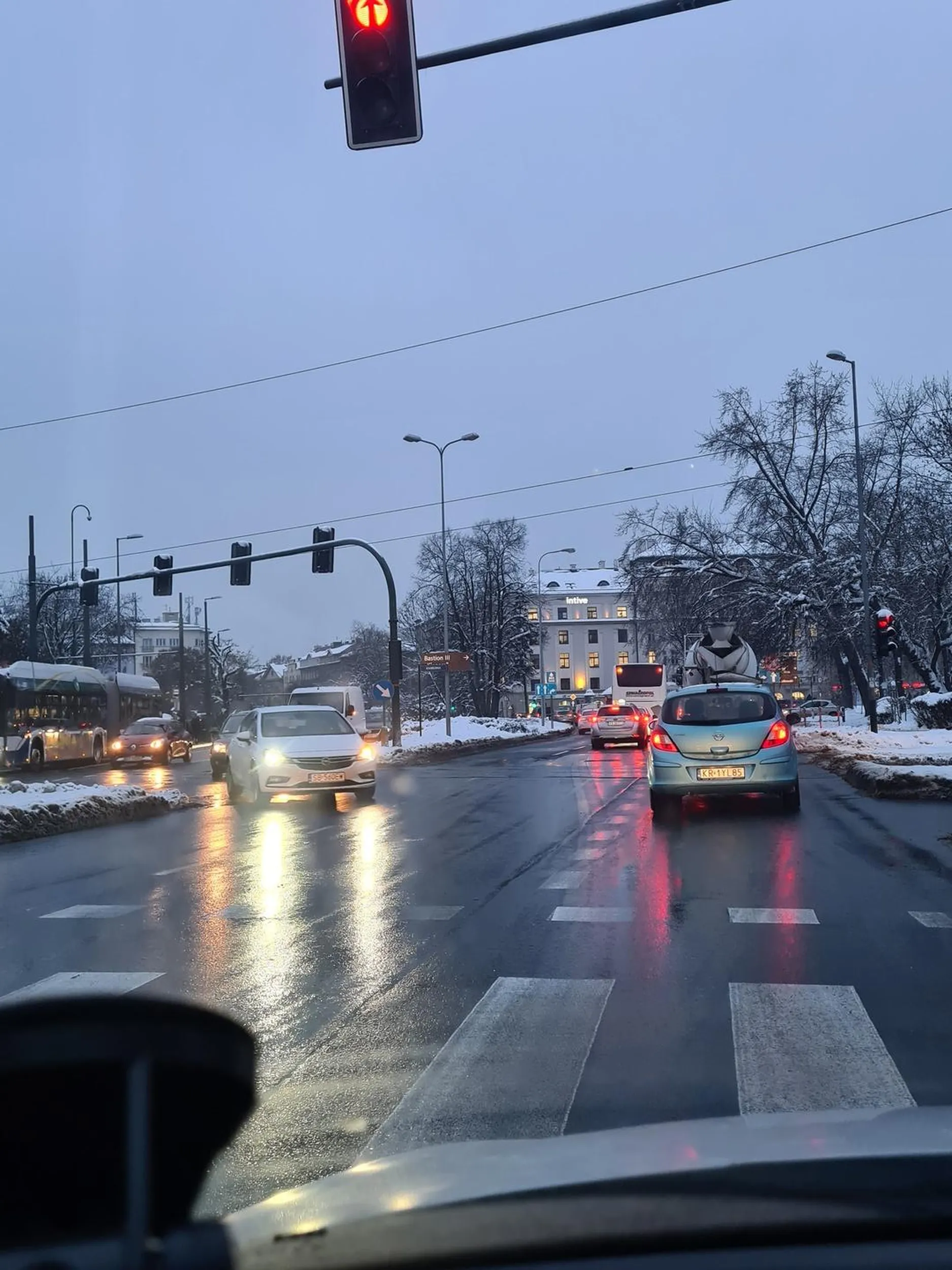 Kierowca jeździ na czerwonym świetle i po buspasie bezprawnie