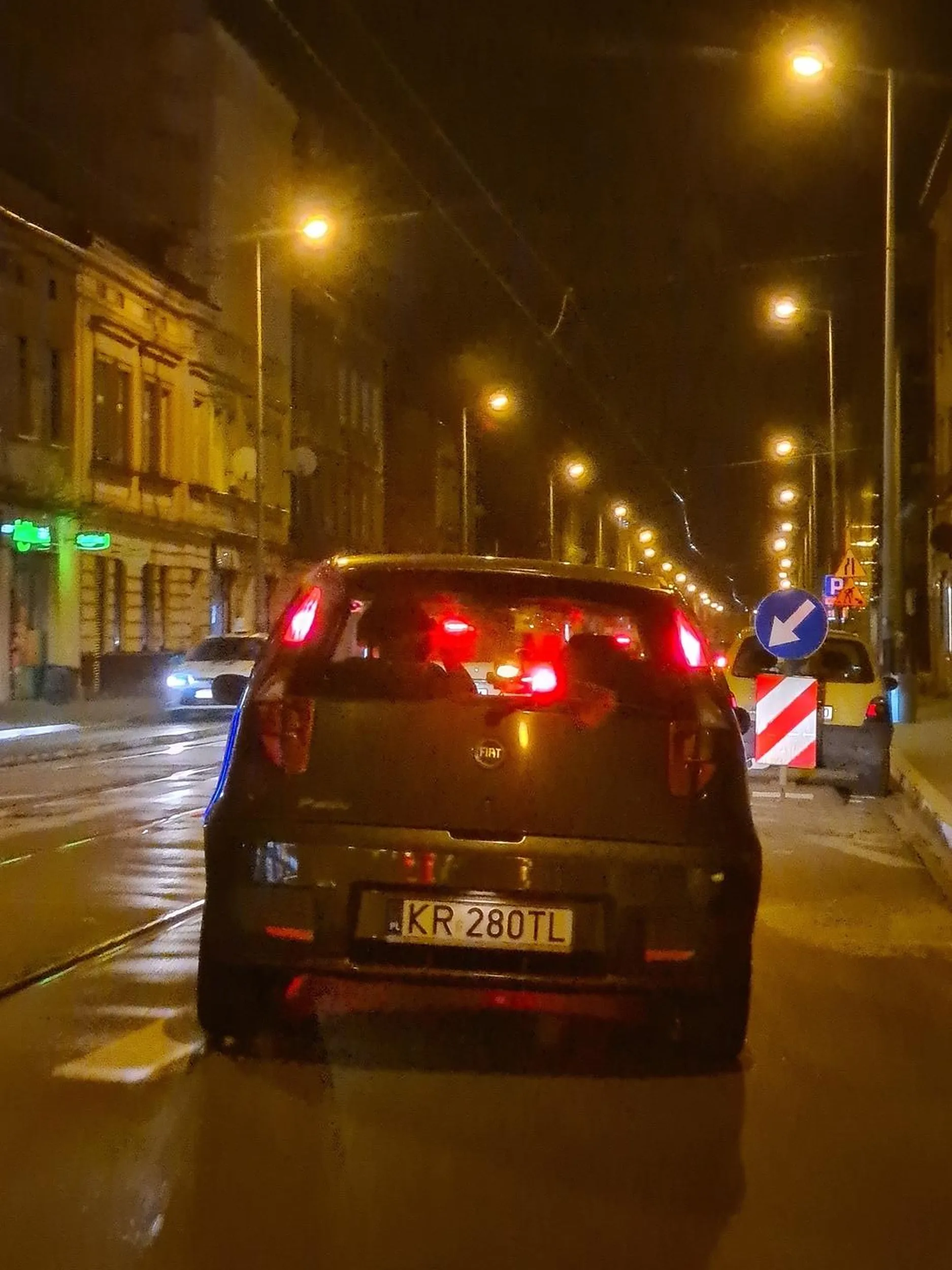 Kierowca wymusza pierwszeństwo nie zatrzymując się na warunkowej strzałce!