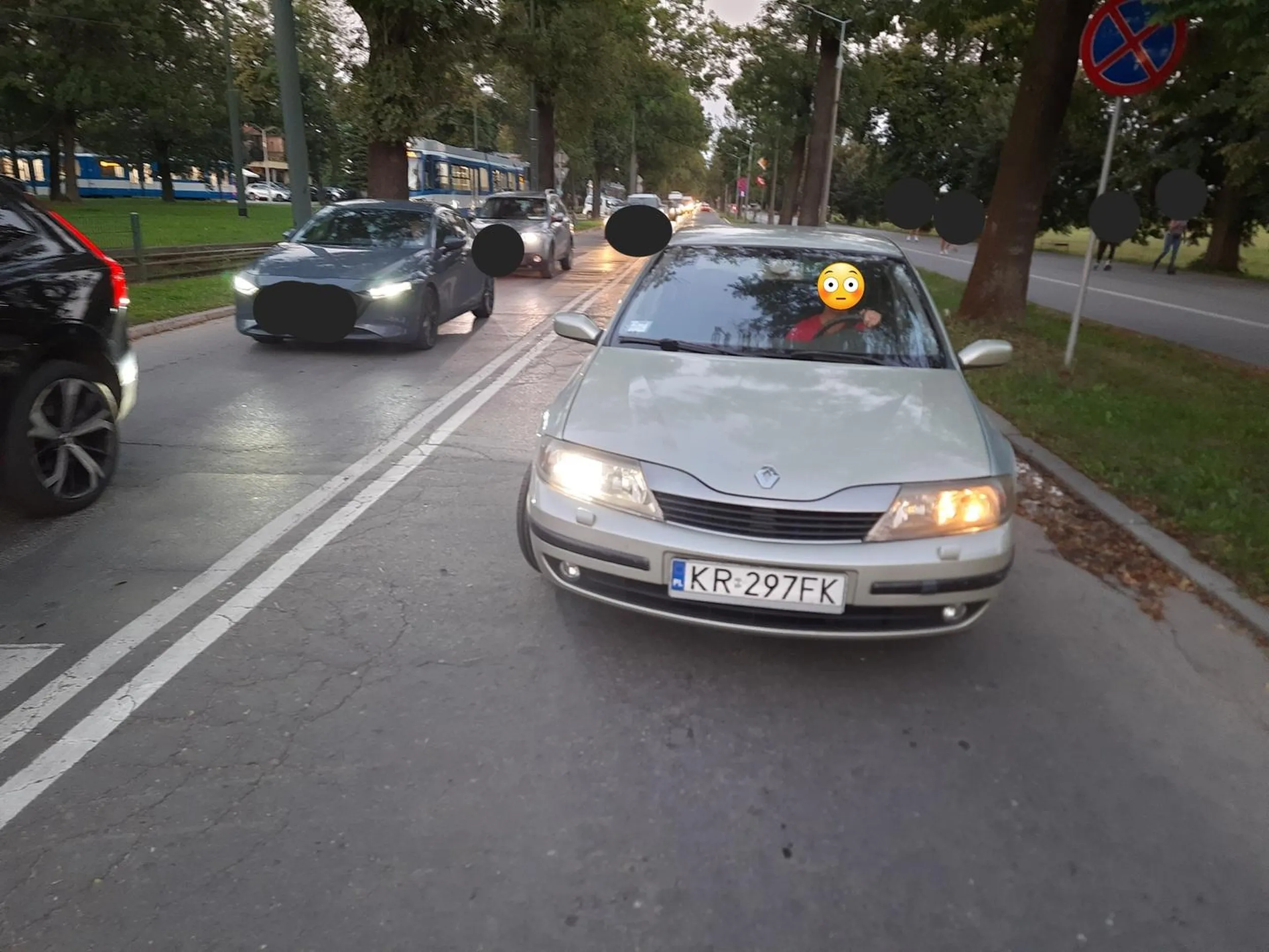 Kobieta jedzie pod prąd, jadąc pod prąd wjeżdża na skrzyżowanie skręcając w lewo. Przy okazji wymusza pierwszeństwo na pasach na kolejnej osobie. Miejsce zdarzenia https://www.google.com/maps/place/50%C2%B003 45.3%22N+19%C2%B05409.2%22E/@50.062576,19.902544,14z/data=!4m4!3m3!8m2!3d50.062576!4d19.902544 Data zdarzenia 6.09.2023