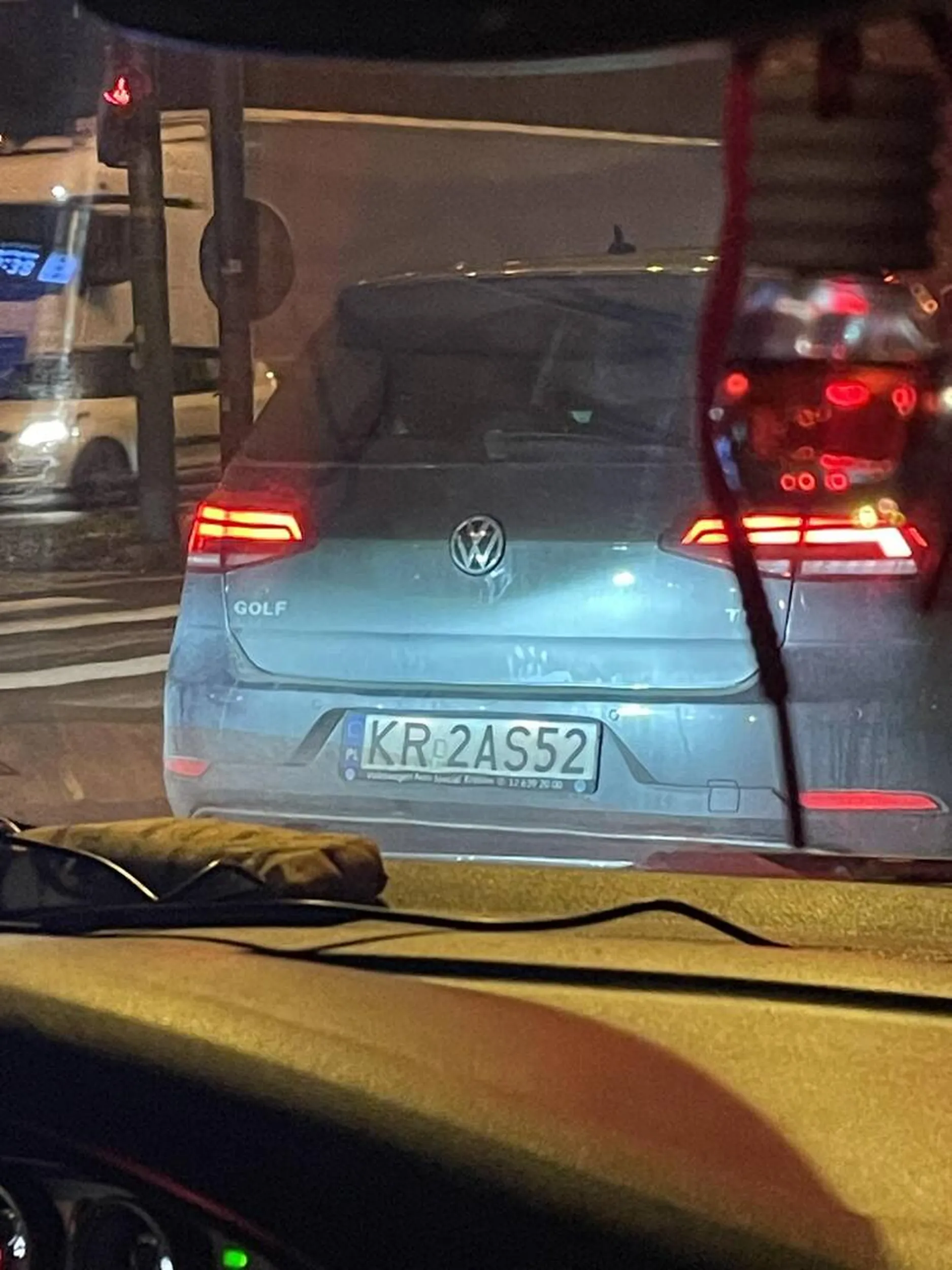 Burak z Golfa, zgrywa szeryfa, po czym wysiada i obsrywa zbroje jak widzi że nie da rady sam na 4